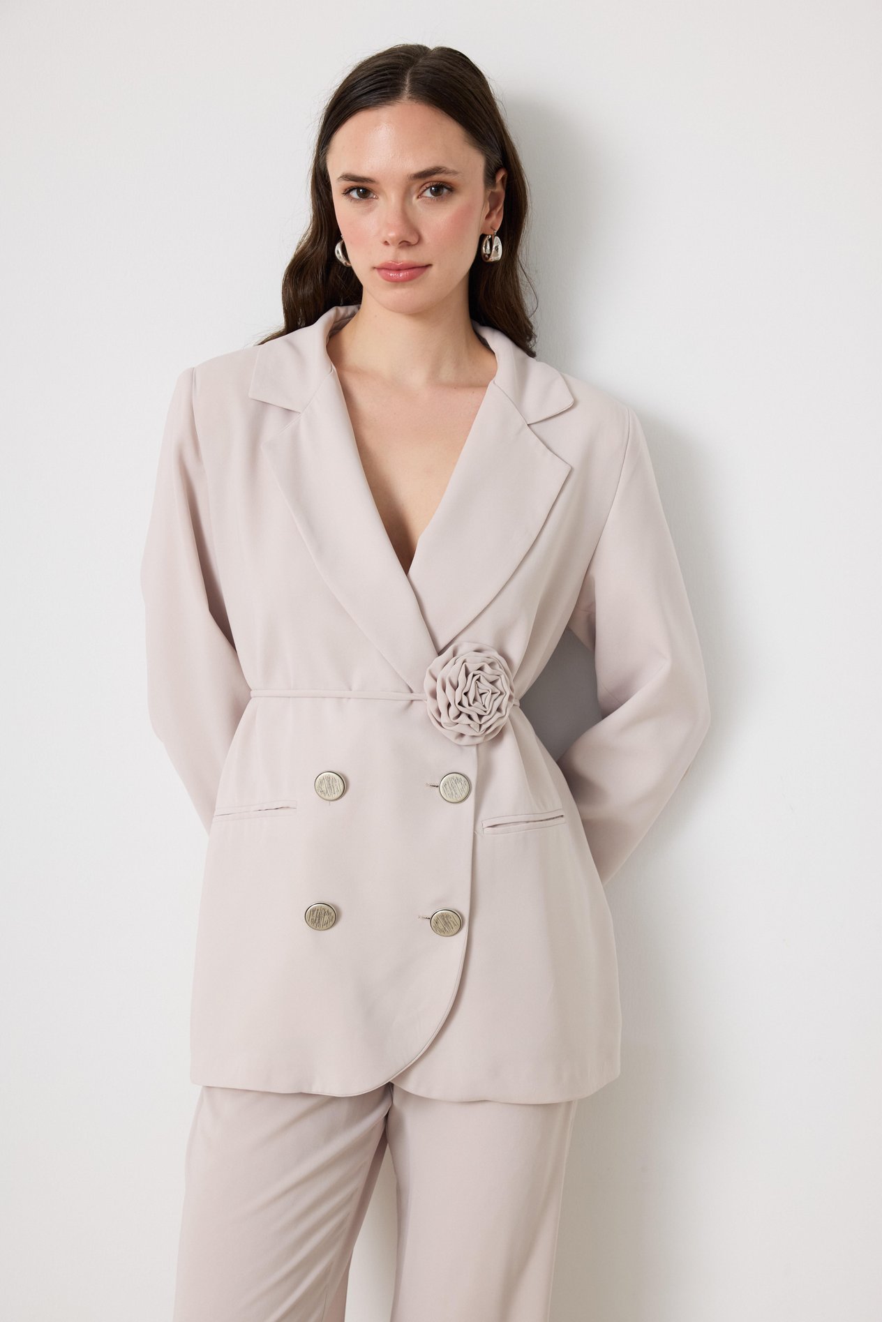 Gül Aksesuarlı Blazer Ceketli Takım - Taş