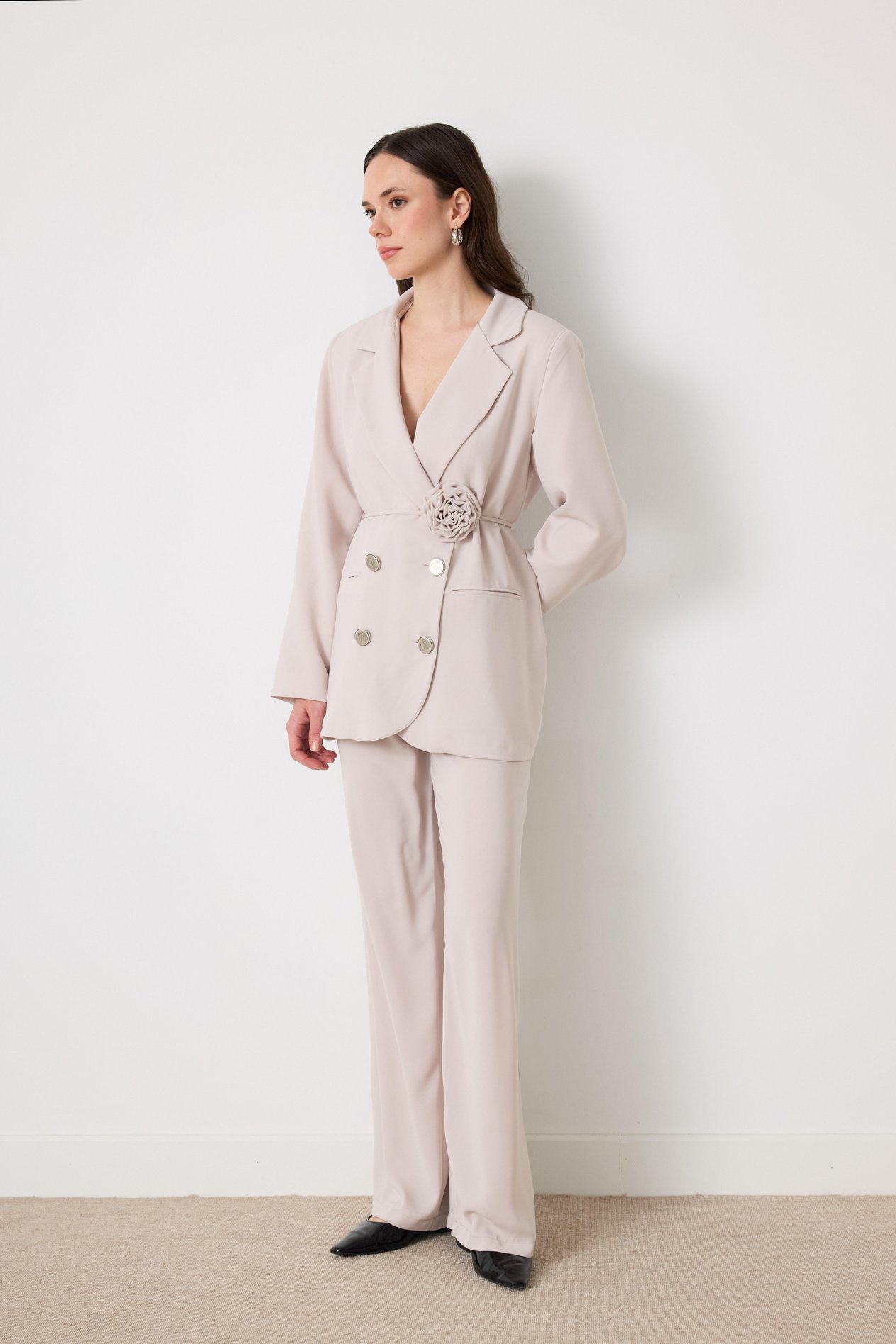 Gül Aksesuarlı Blazer Ceketli Takım - Taş