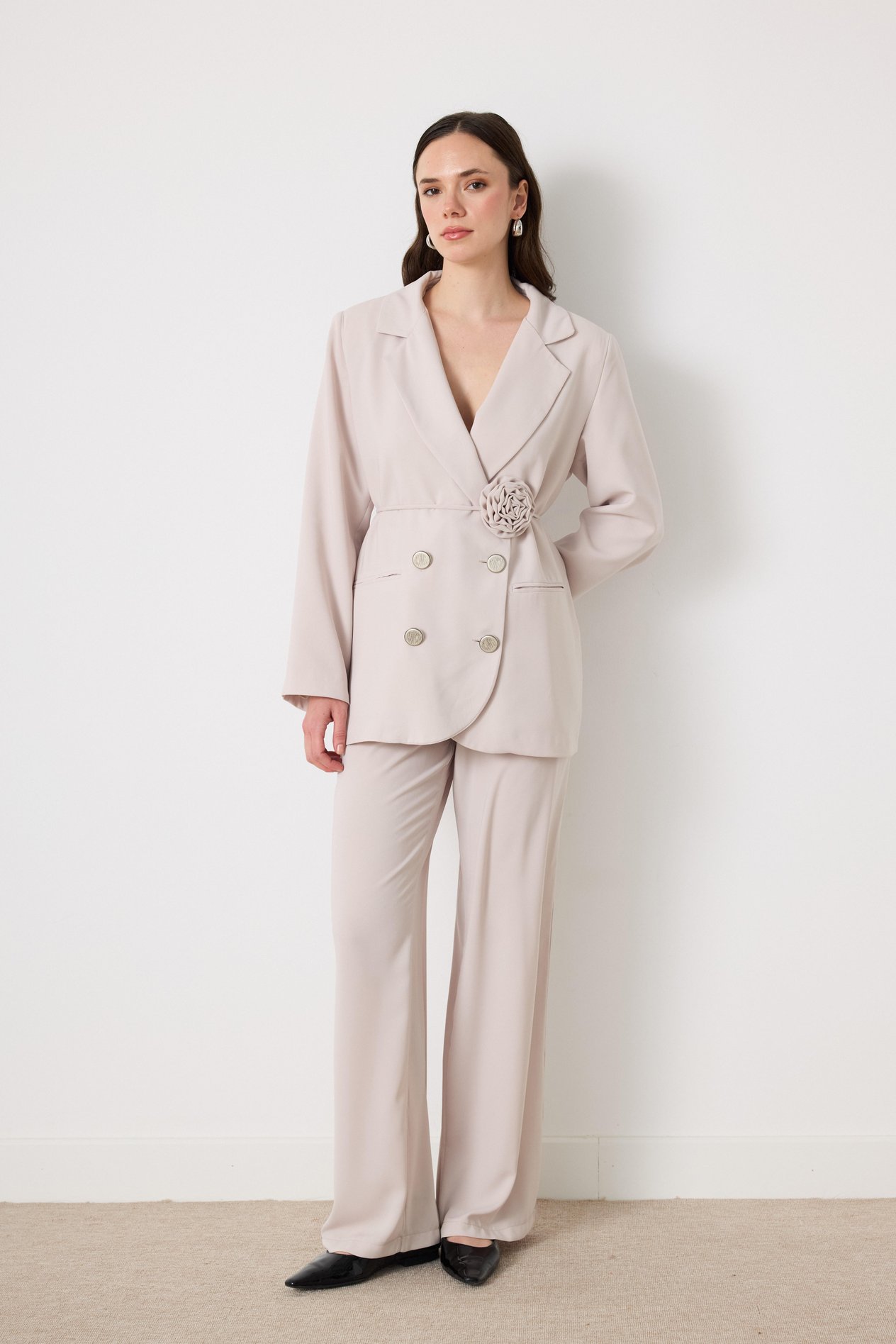 Gül Aksesuarlı Blazer Ceketli Takım - Taş