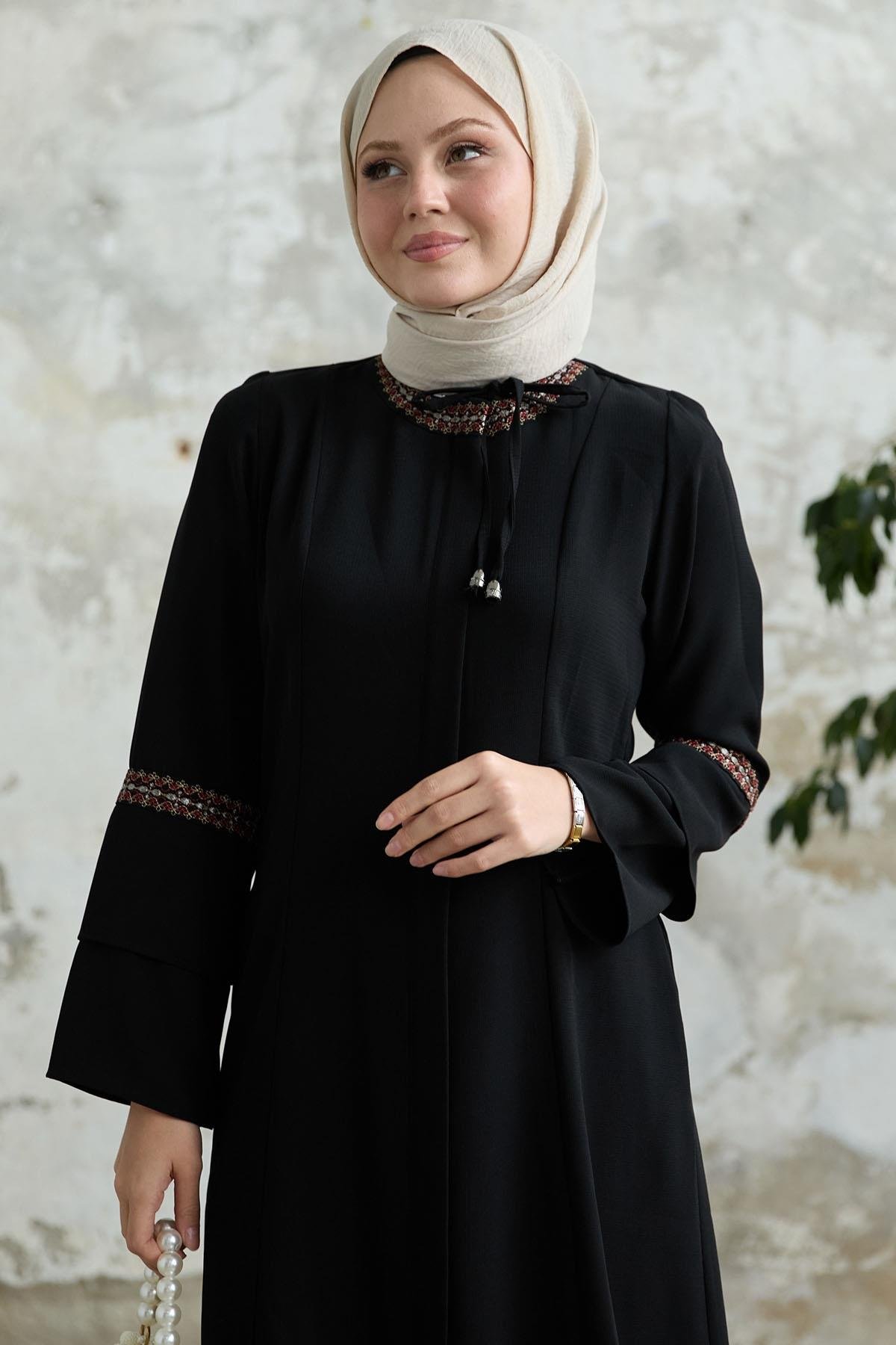 Bağcık Detay Nakışlı Siyah Ferace