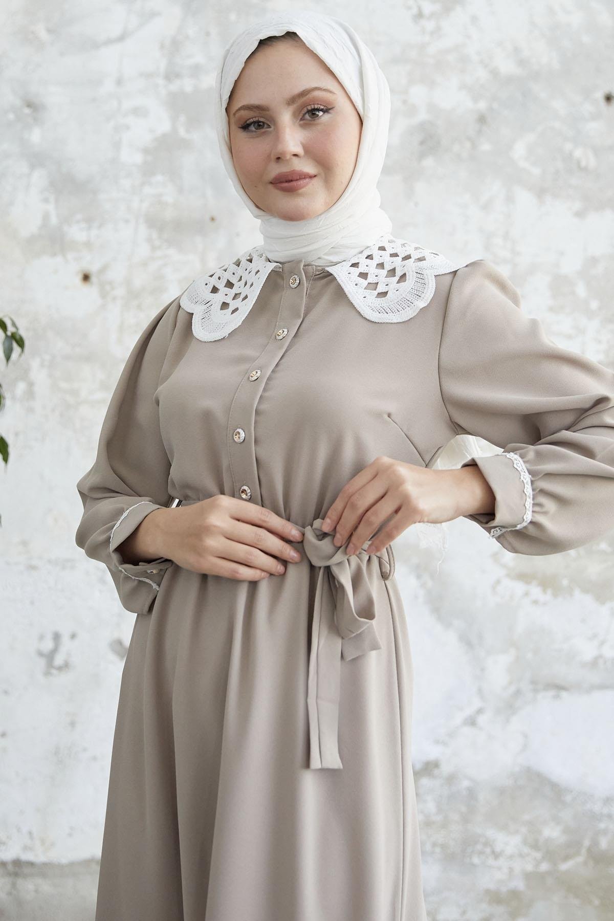Bebe Yaka Beli Kuşaklı Bej Elbise