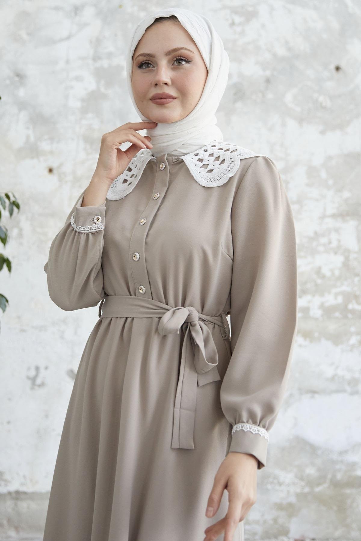 Bebe Yaka Beli Kuşaklı Bej Elbise
