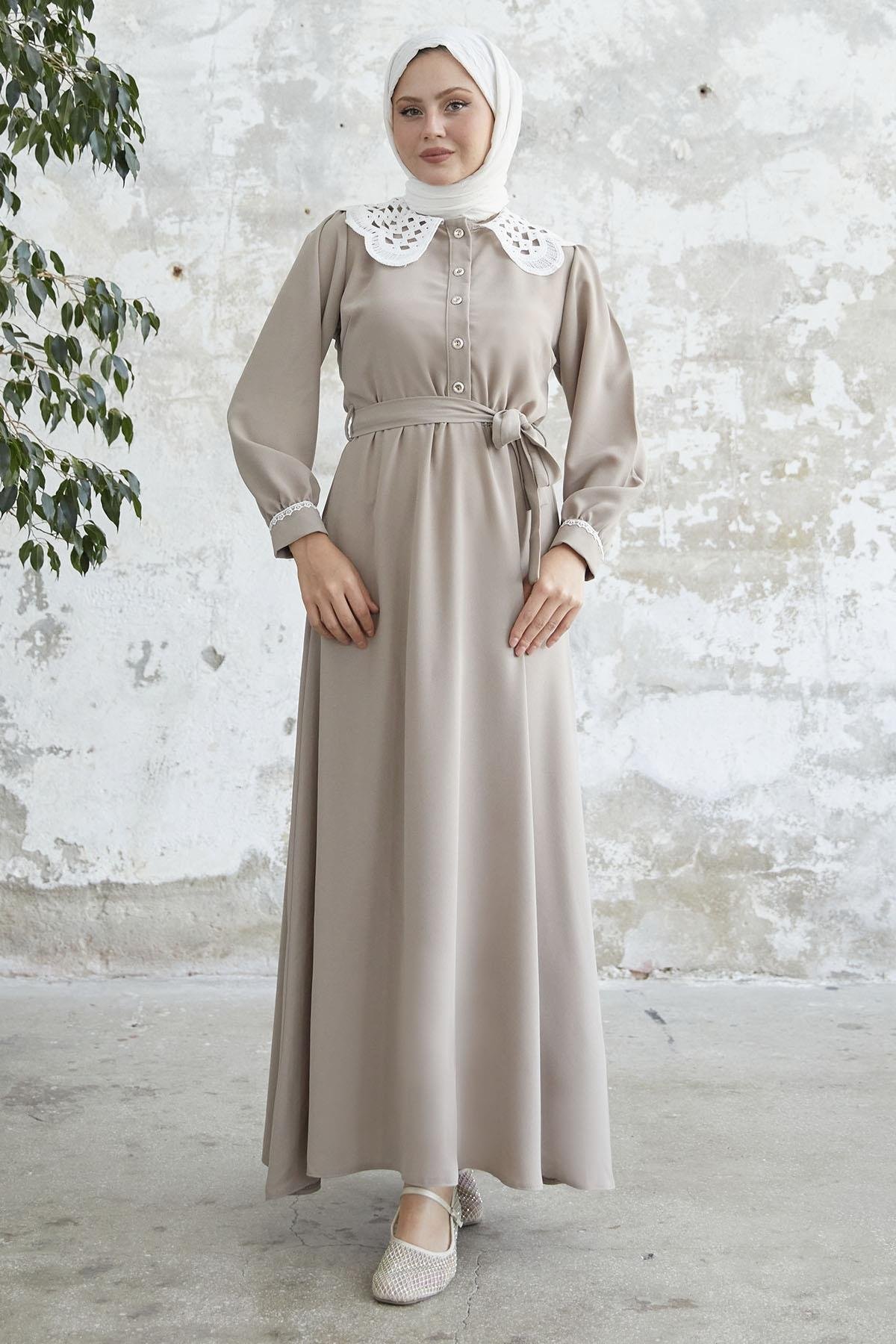 Bebe Yaka Beli Kuşaklı Bej Elbise