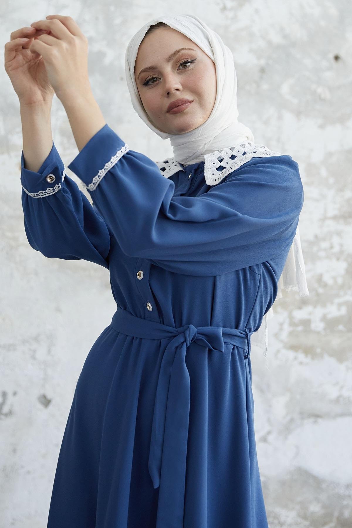 Bebe Yaka Beli Kuşaklı İndigo Elbise