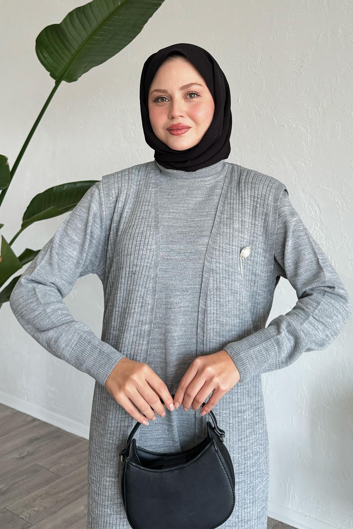Broş Detay Yelekli Gri Triko Takım