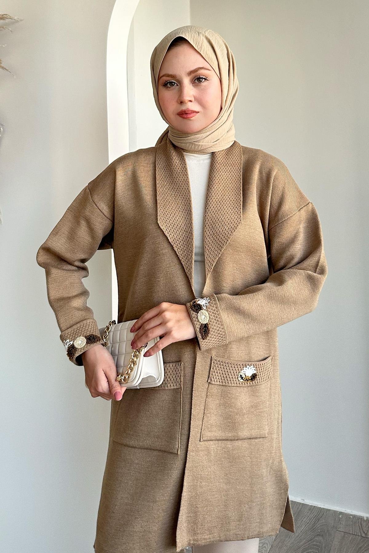 Cepleri Ve Kolları Nakış İşlemeli Bej Triko Ceket