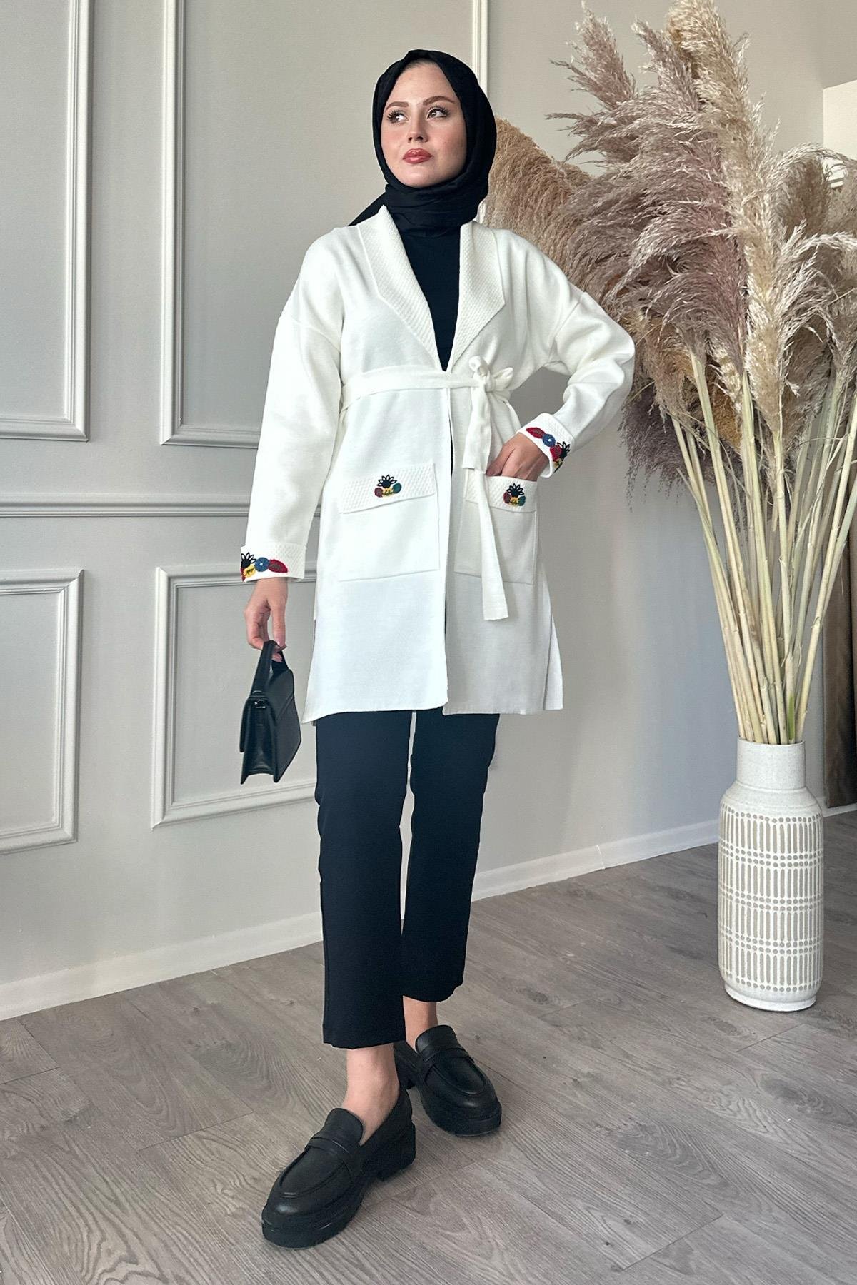 Cepleri Ve Kolları Nakış İşlemeli Beyaz Triko Ceket