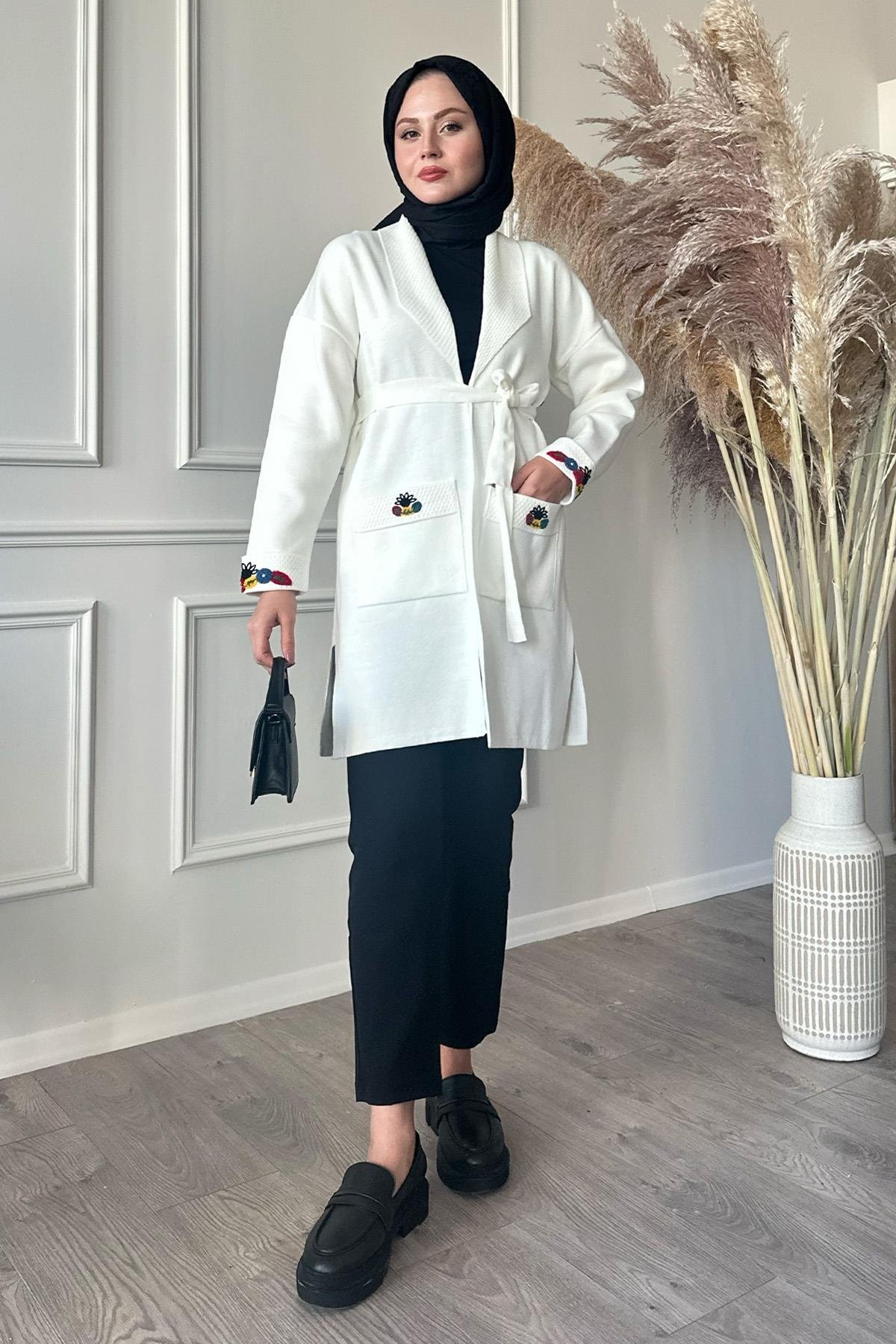 Cepleri Ve Kolları Nakış İşlemeli Beyaz Triko Ceket