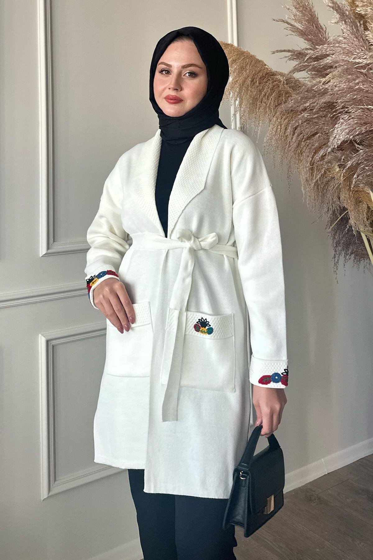 Cepleri Ve Kolları Nakış İşlemeli Beyaz Triko Ceket