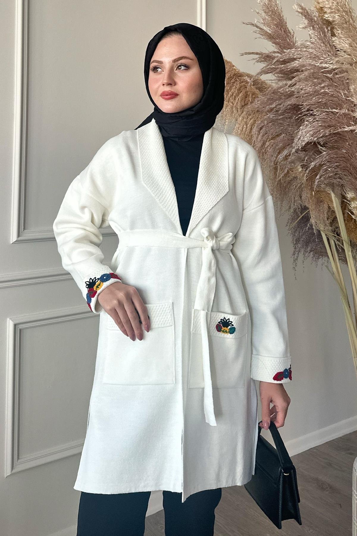 Cepleri Ve Kolları Nakış İşlemeli Beyaz Triko Ceket