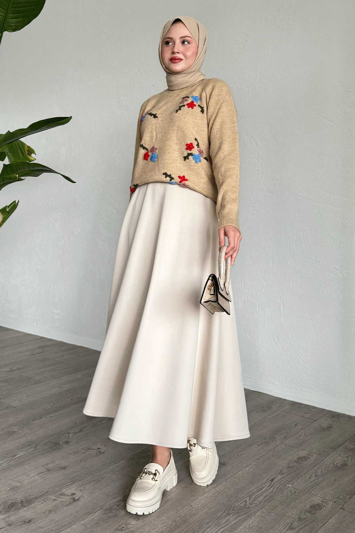 Çiçek İşlemeli Yumoş Kazak Camel