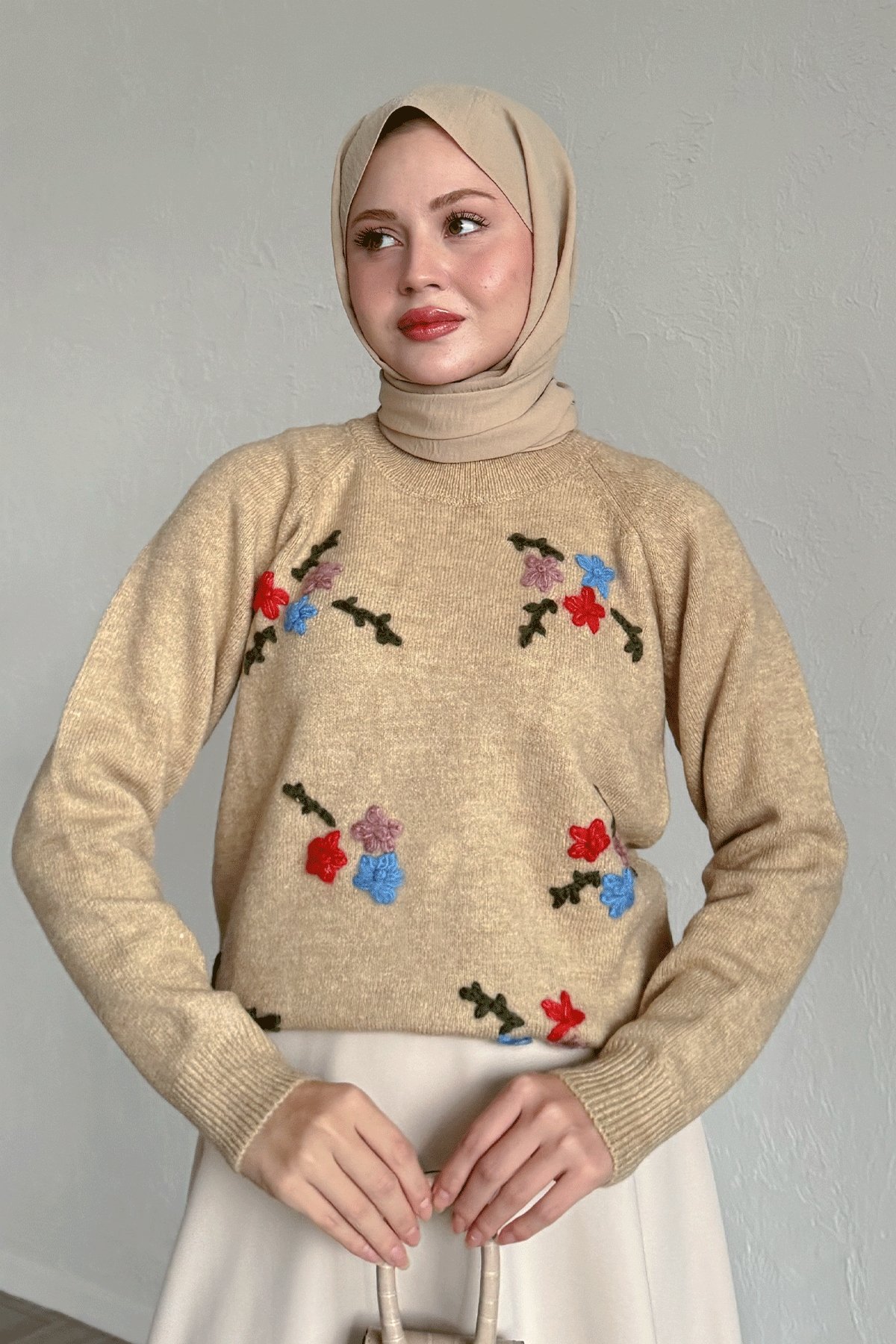 Çiçek İşlemeli Yumoş Kazak Camel