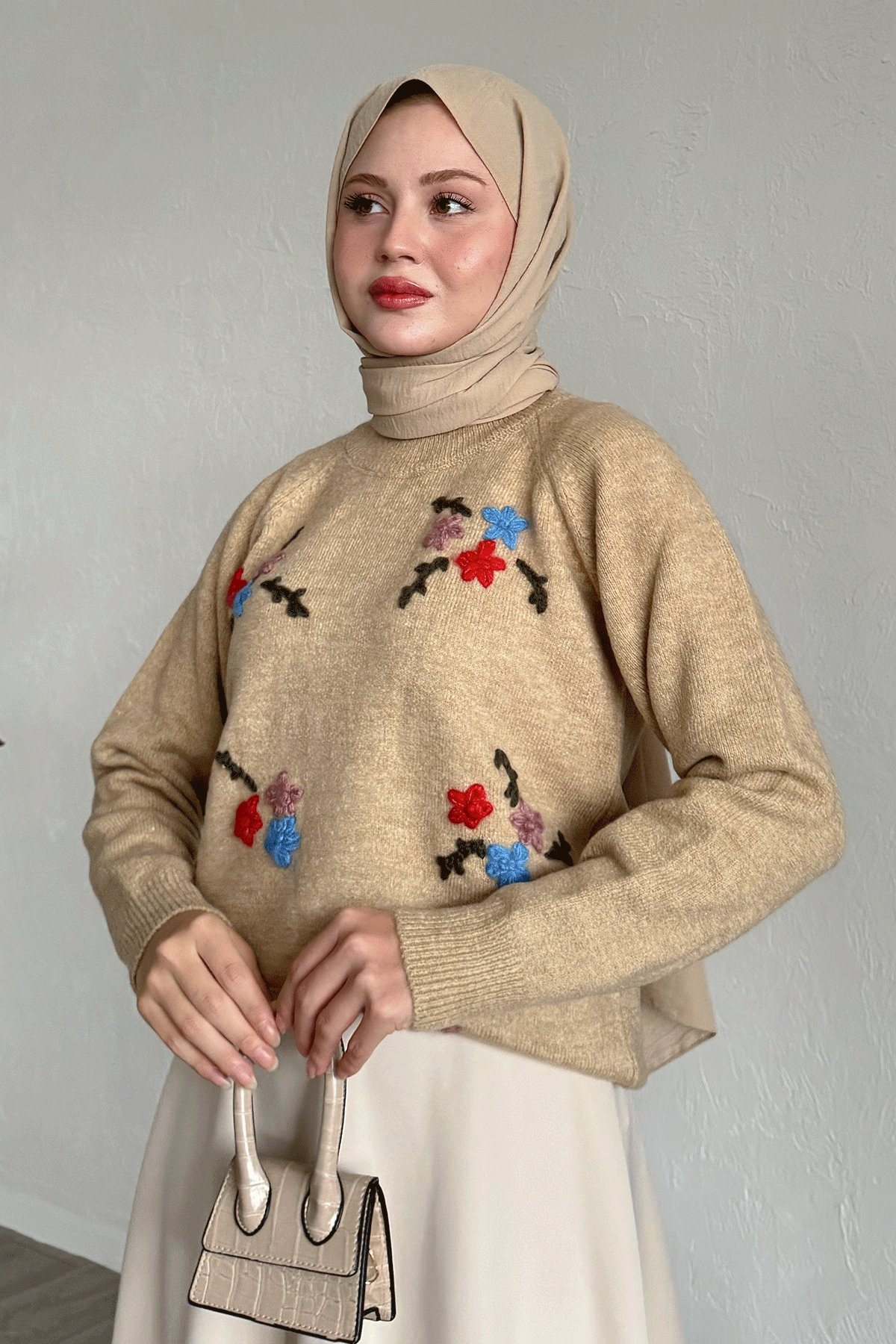 Çiçek İşlemeli Yumoş Kazak Camel