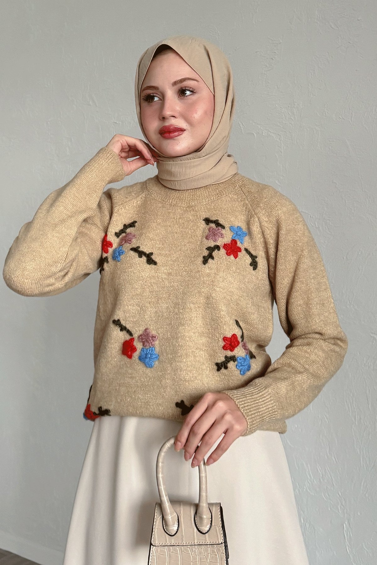 Çiçek İşlemeli Yumoş Kazak Camel