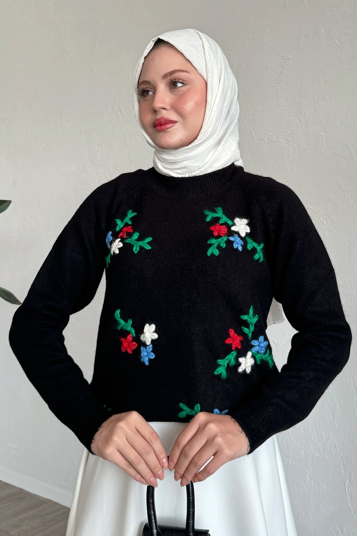 Çiçek İşlemeli Yumoş Kazak Siyah