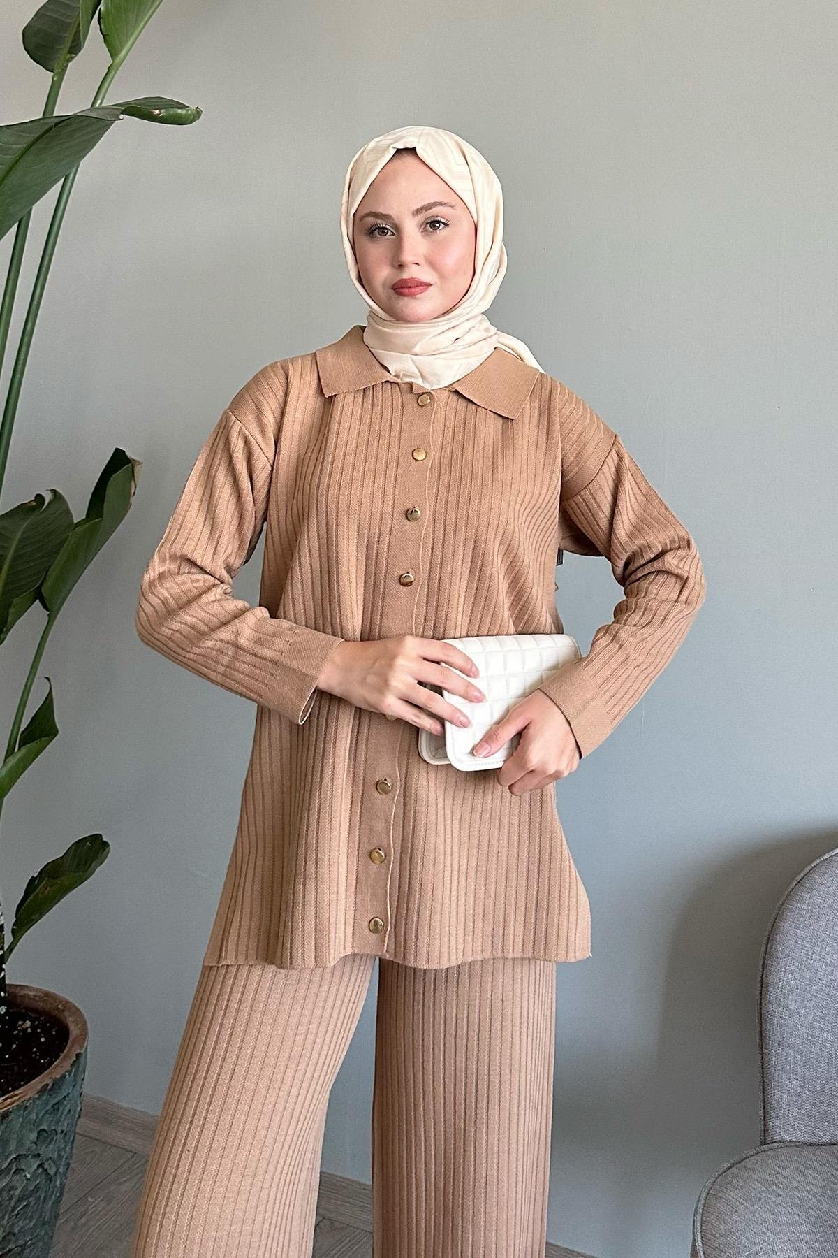 Düğmeli Fitilli Camel Triko Takım