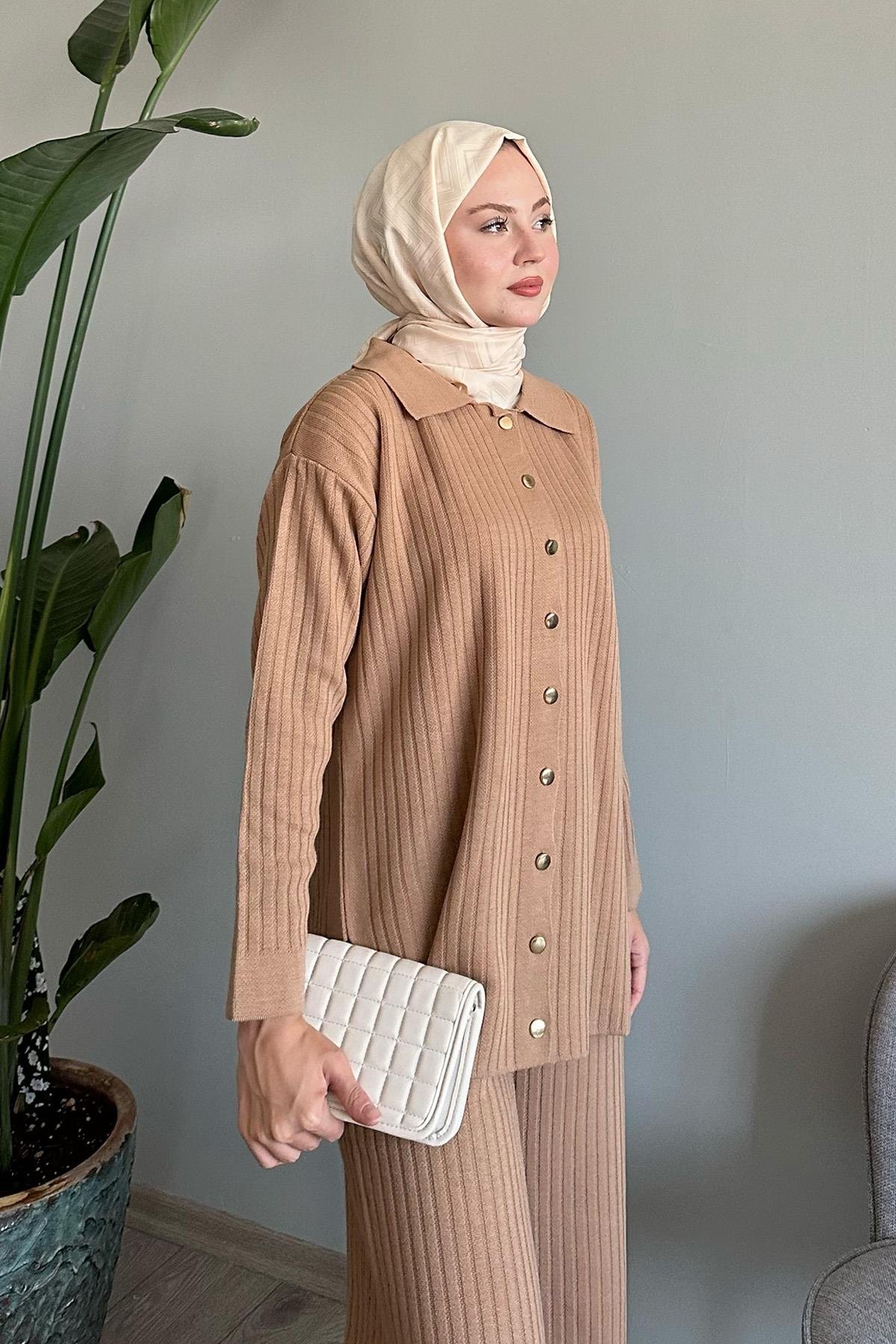 Düğmeli Fitilli Camel Triko Takım