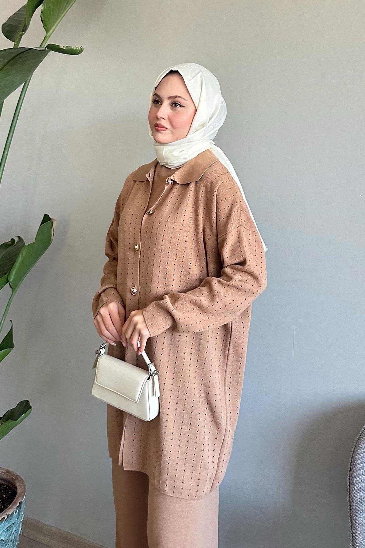 Düğmeli Üçlü Camel Triko Takım