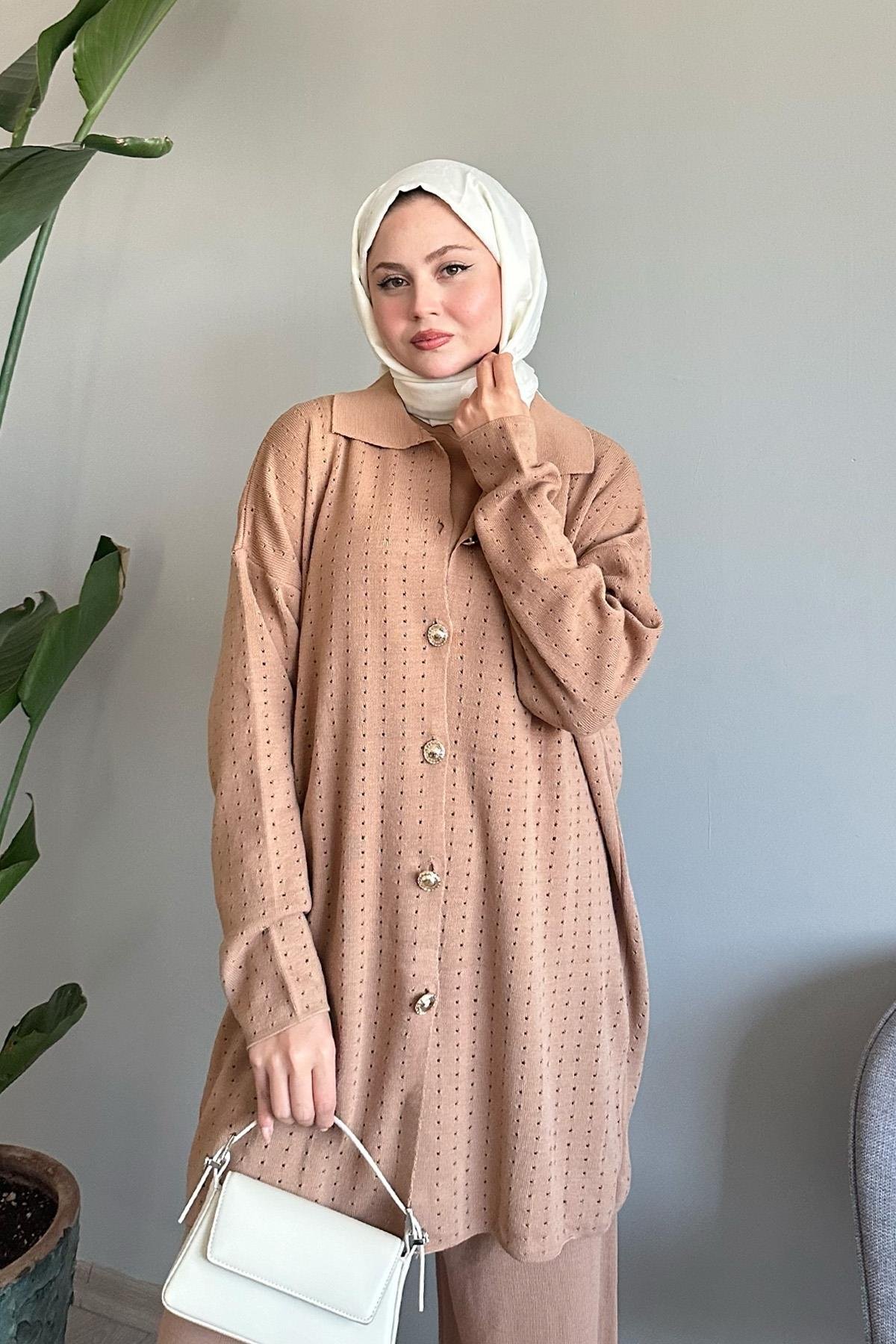 Düğmeli Üçlü Camel Triko Takım