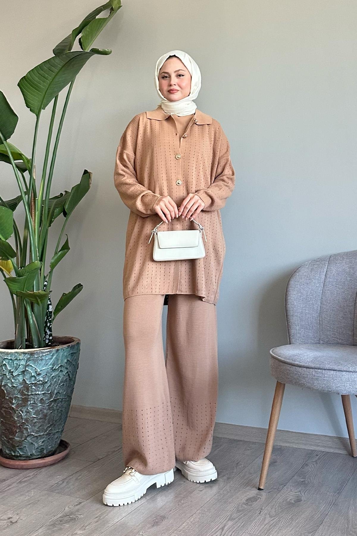 Düğmeli Üçlü Camel Triko Takım