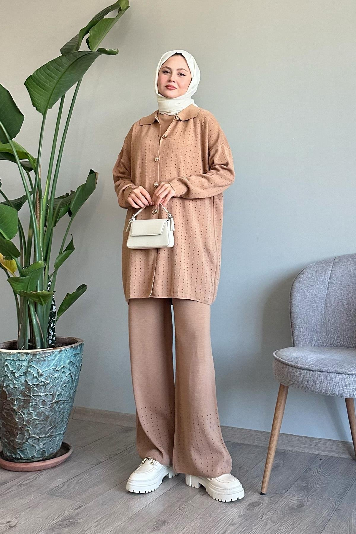 Düğmeli Üçlü Camel Triko Takım