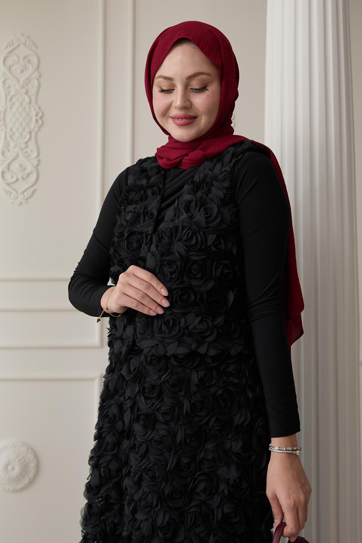 Gül Kabartmalı Yelekli Siyah İkili Takım
