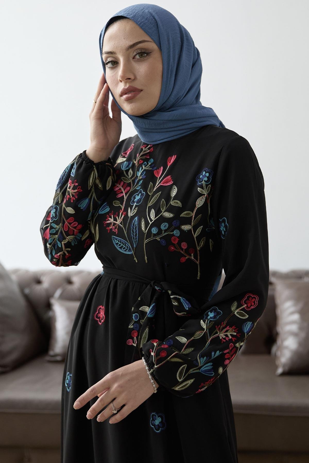 Karışık Çiçek Nakışlı Siyah Şifon Elbise