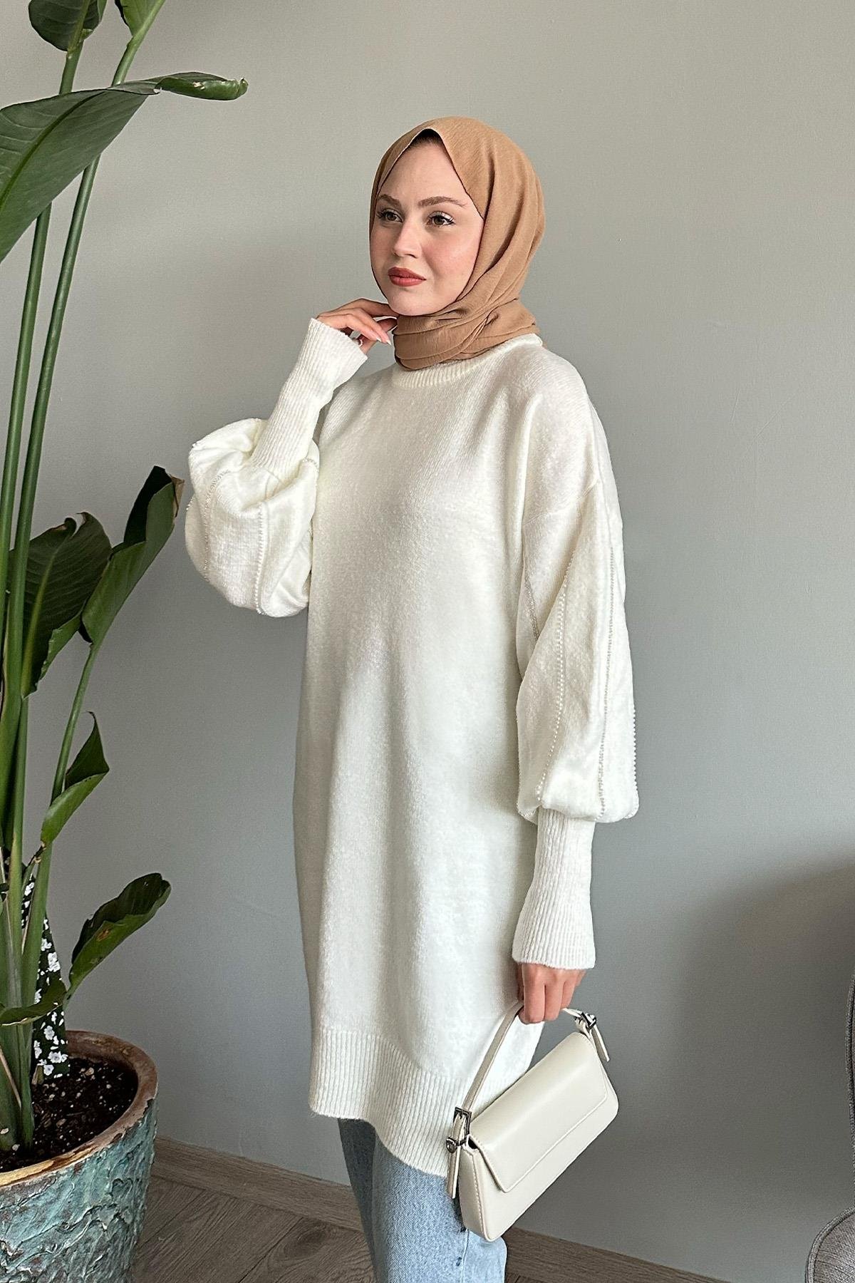 Kolları Sıralı İnci Beyaz Triko Kazak