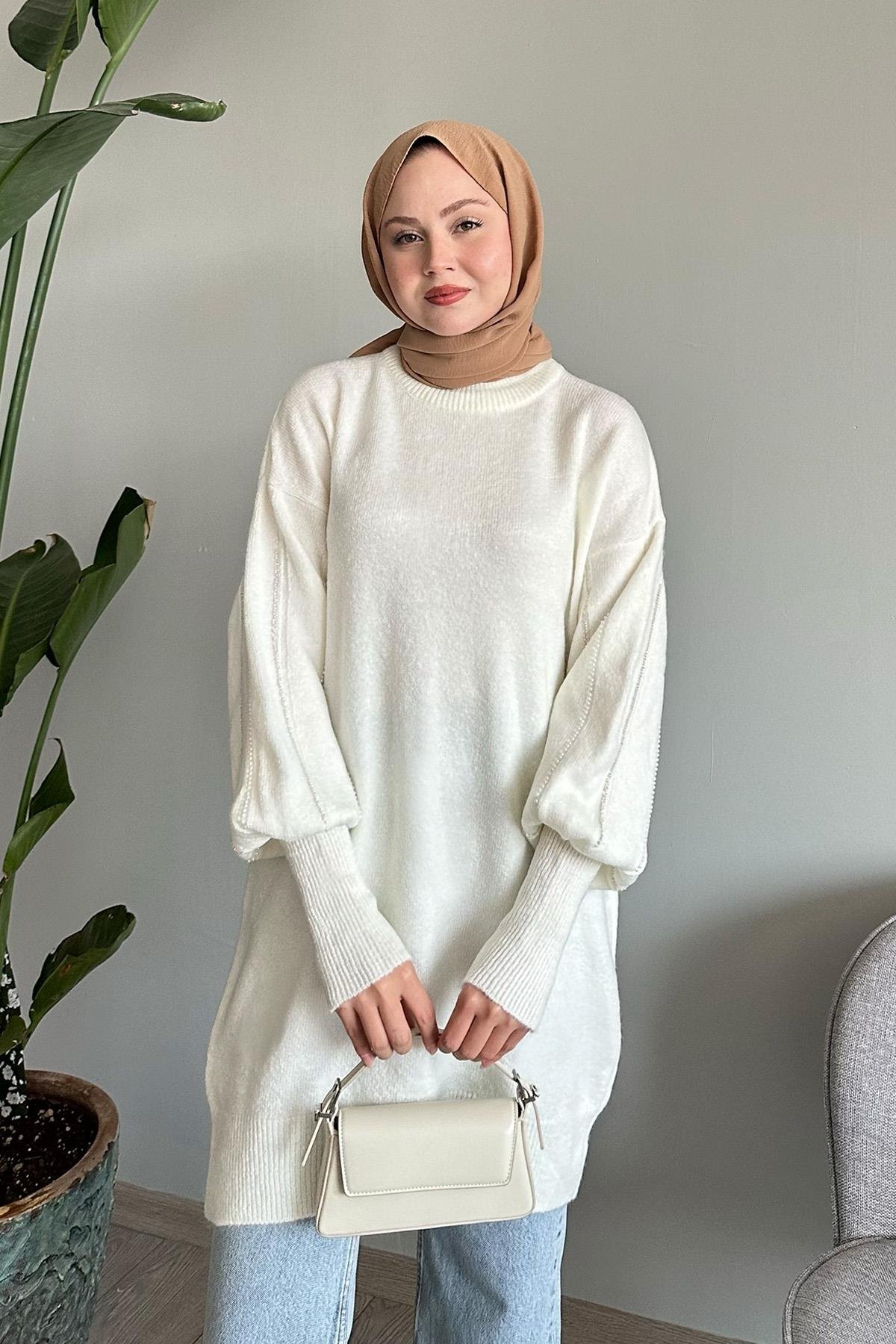Kolları Sıralı İnci Beyaz Triko Kazak