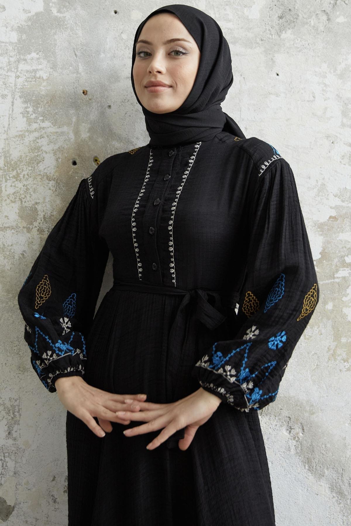 Kolu Nakış İşlemeli Siyah Gofre Elbise