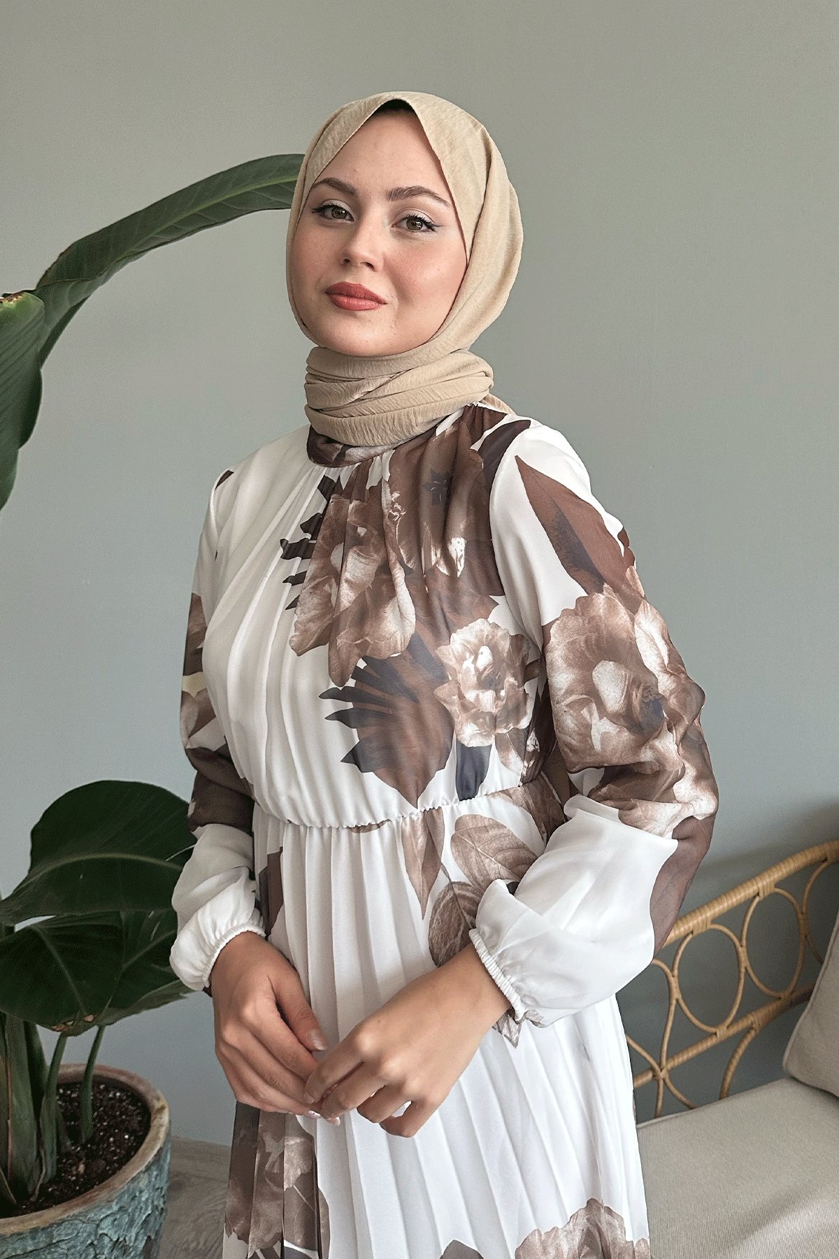 Renkli Çiçek Desen Beyaz Şifon Elbise
