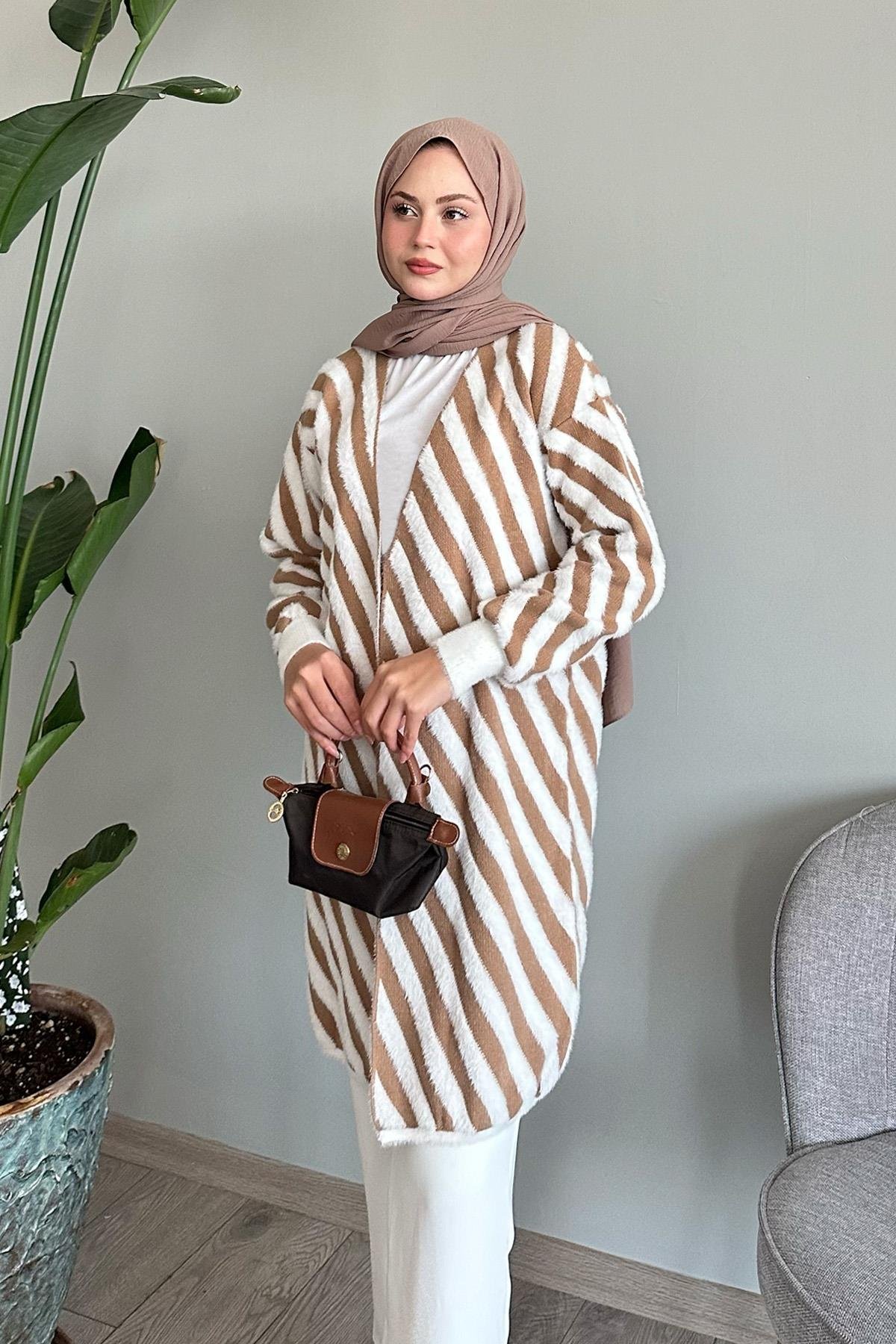 Şeritli Tüylü Camel Triko Hırka