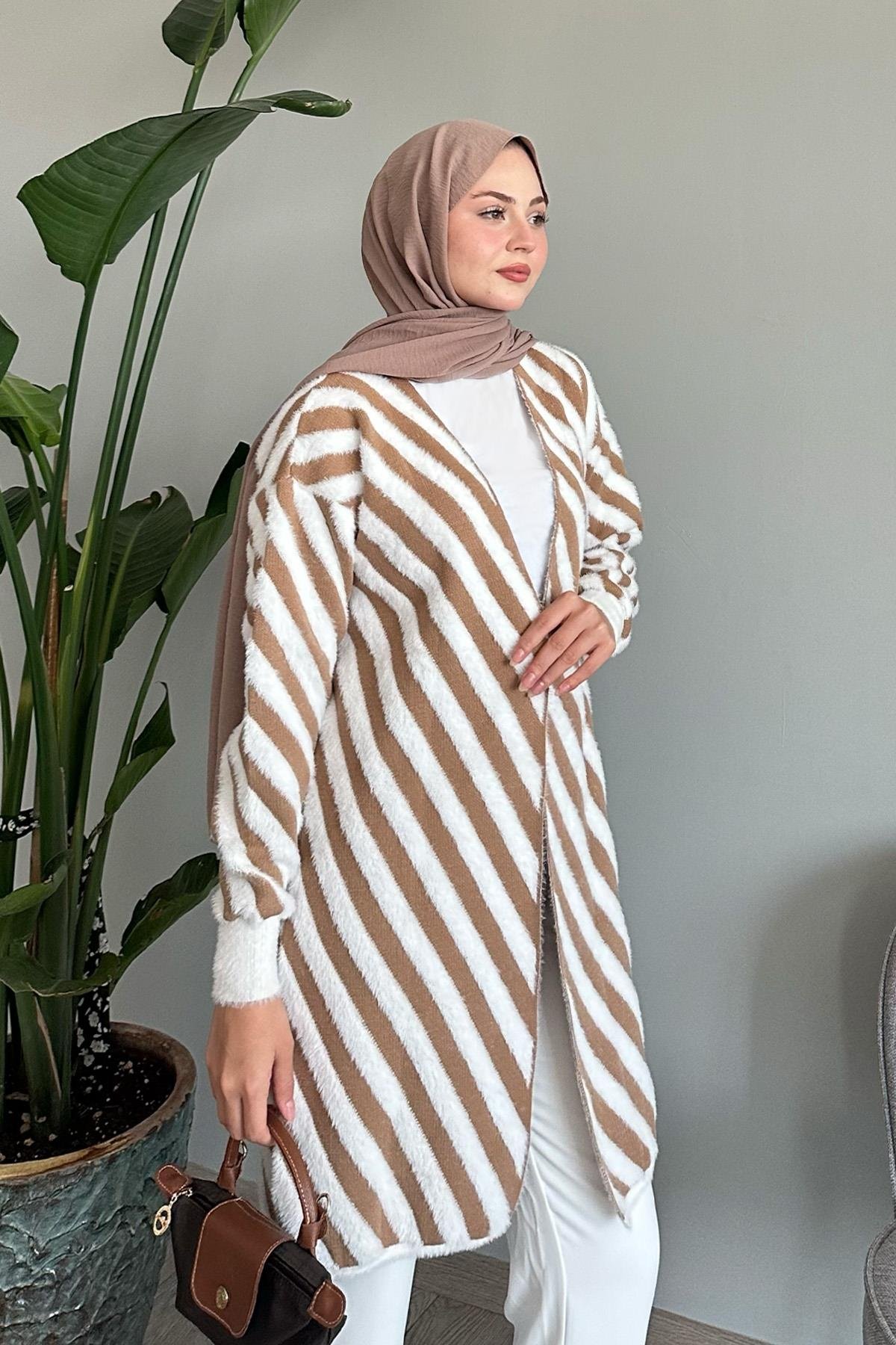 Şeritli Tüylü Camel Triko Hırka