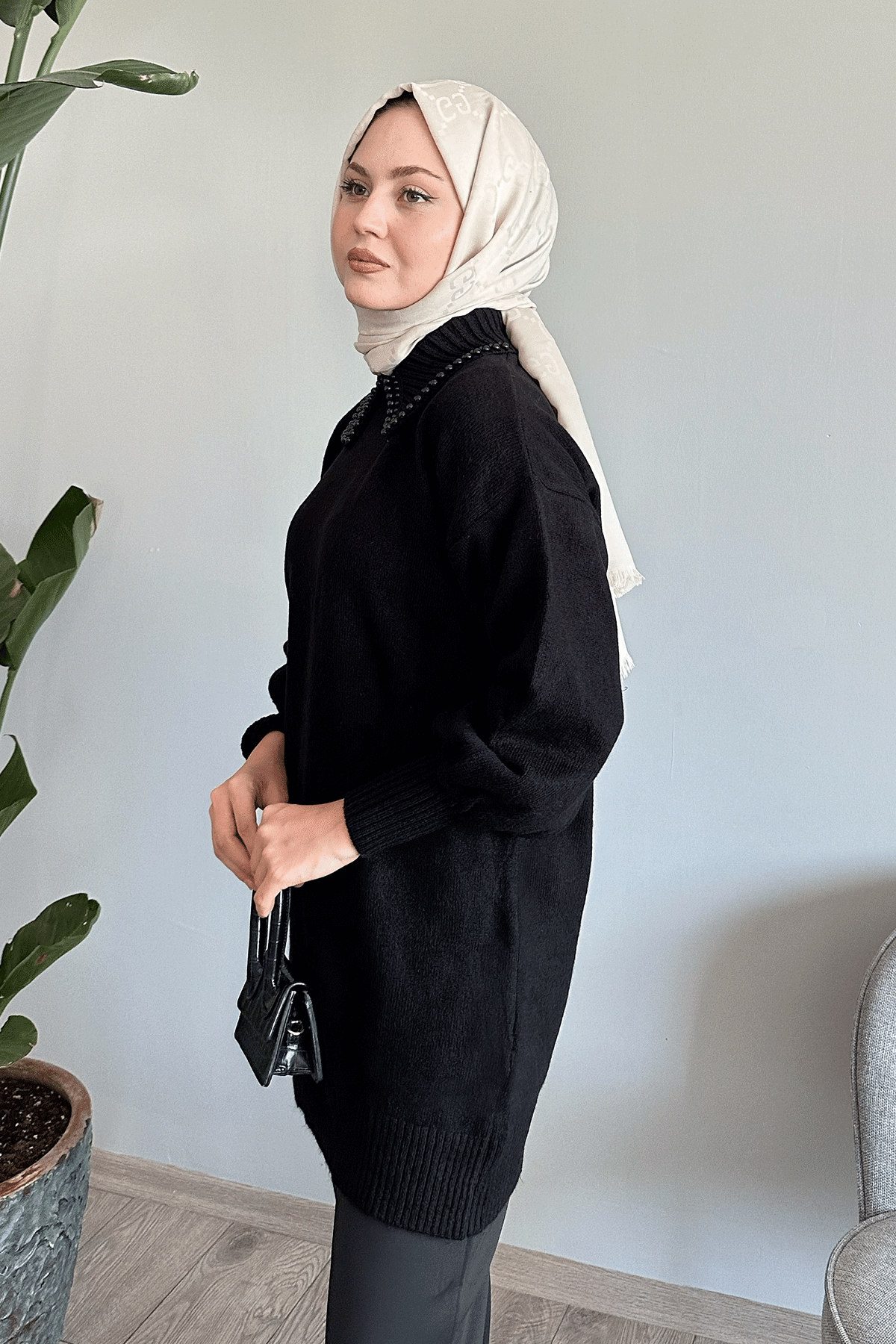 Yakası İncili Siyah Triko Kazak