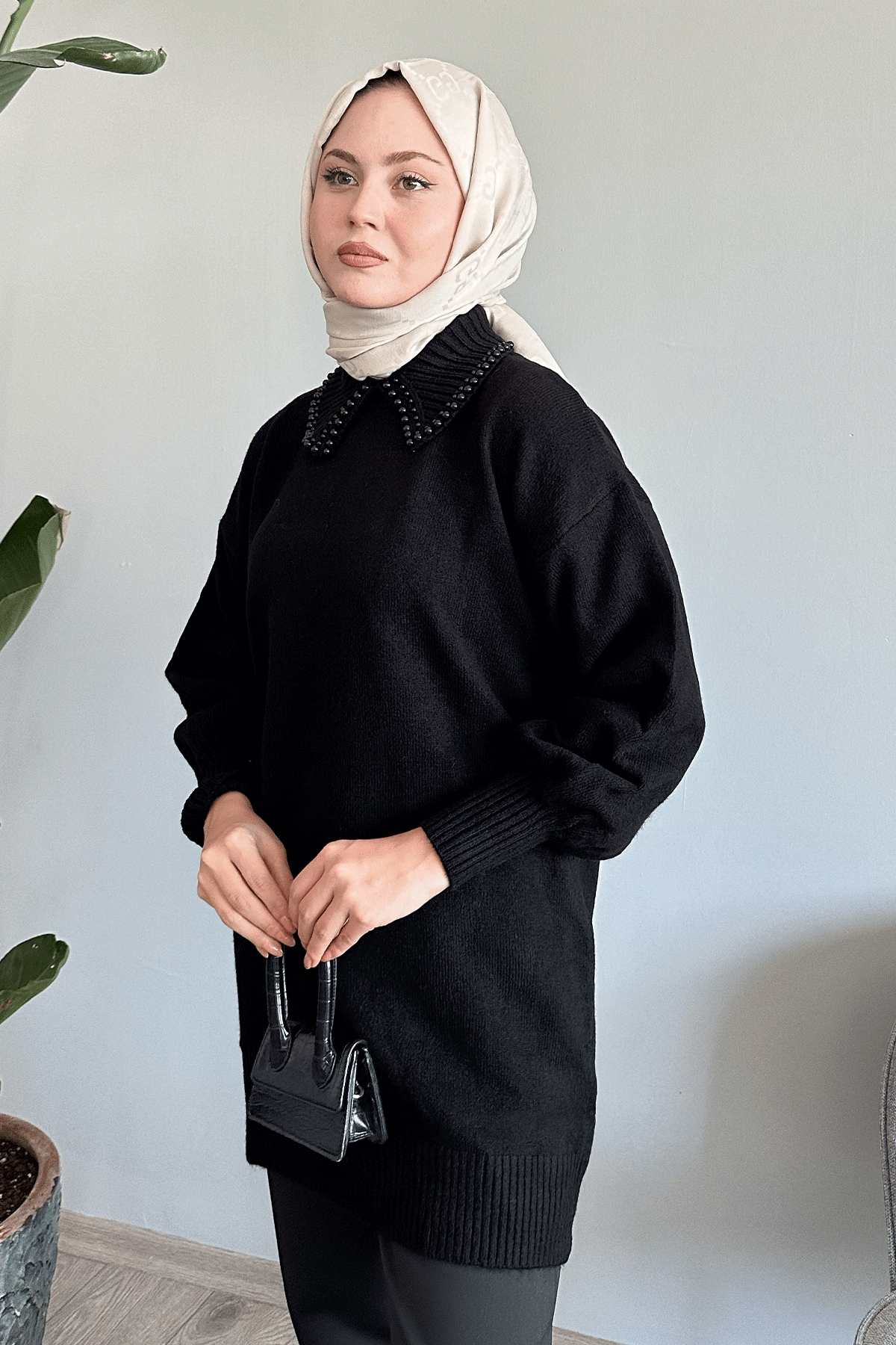 Yakası İncili Siyah Triko Kazak