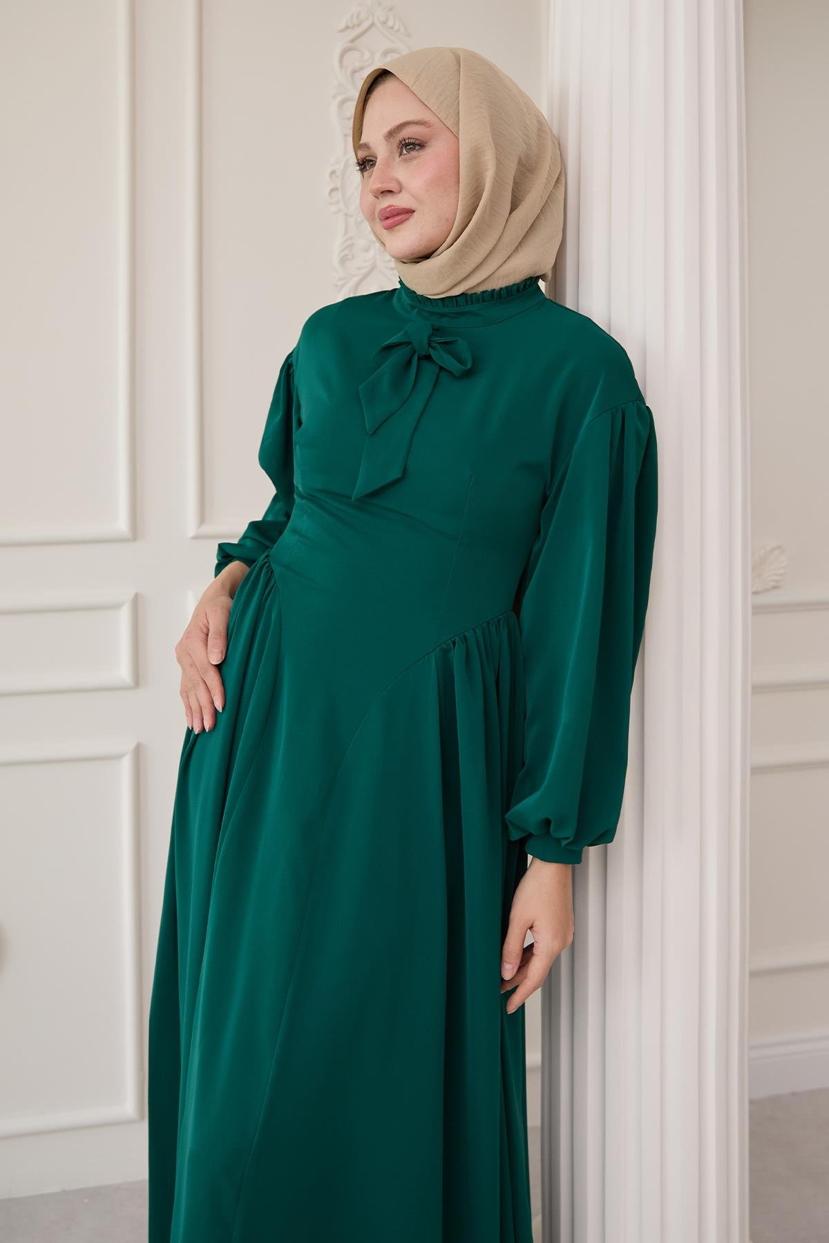 Yakası Kuşaklı Kolları Balon Zümrüt Yeşili Elbise