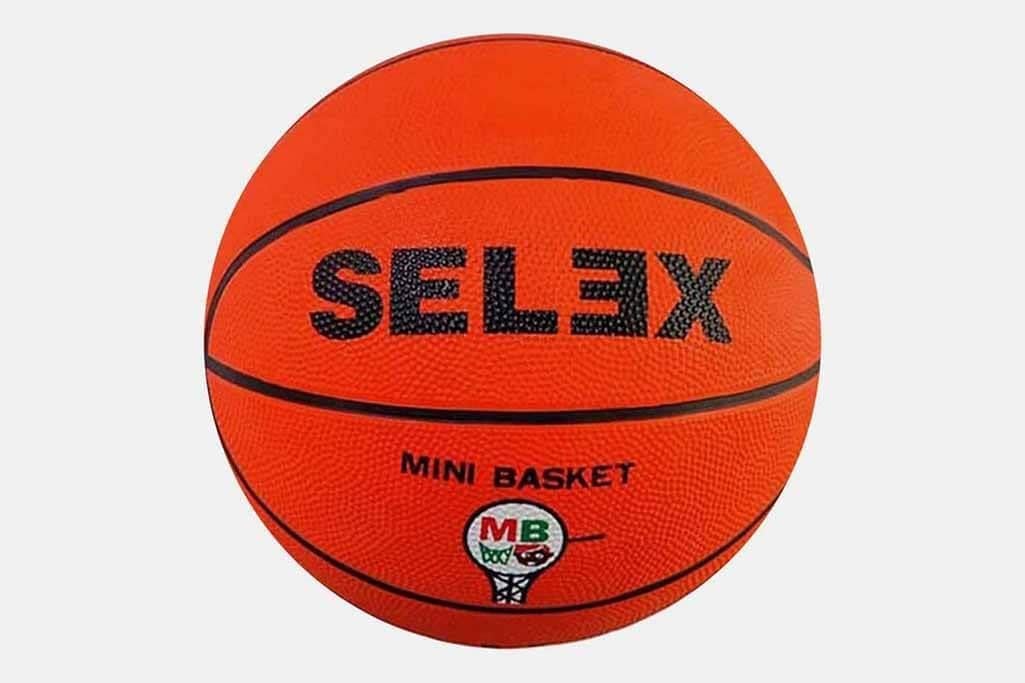 Selex Kauçuk Basketbol Topu No:5 ile her atışta ve smaçta mükemmel kontrol ve isabet sağlayın. Dayanıklı kauçuk yapısı ile bu top, uzun yıllar boyunca size keyifli basketbol anları yaşatacak.