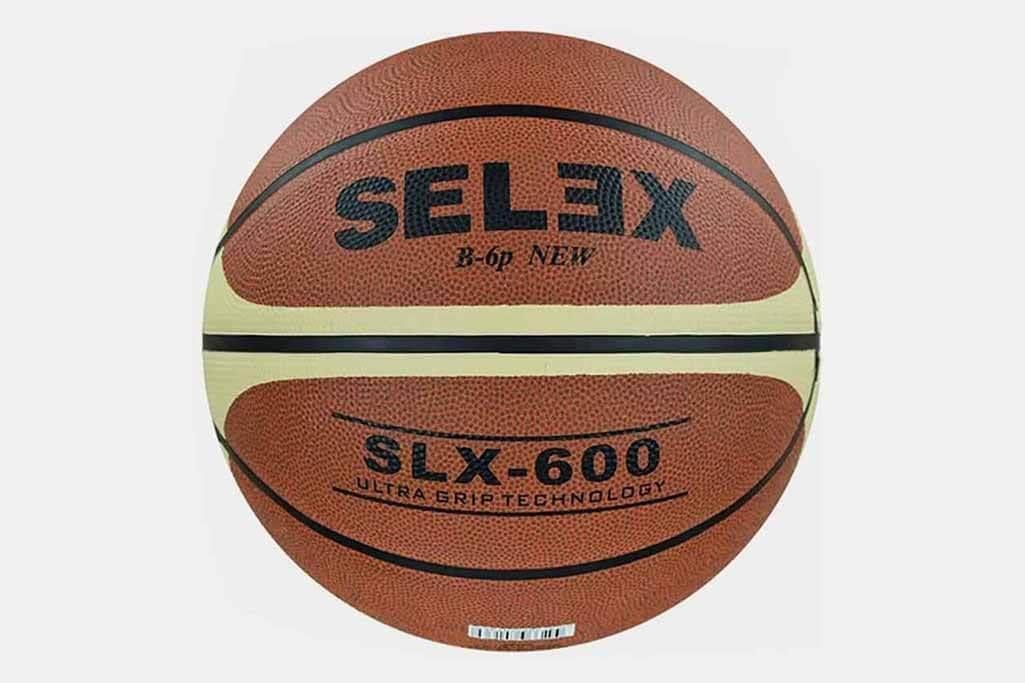 Selex SLX 600 Basketbol Topu No:5 ile her atışta ve smaçta maksimum kontrol ve isabet sağlayın. Gelişmiş teknolojisi ve premium malzemeleri ile bu top, en üst düzey performans arayan basketbolseverler için idealdir.