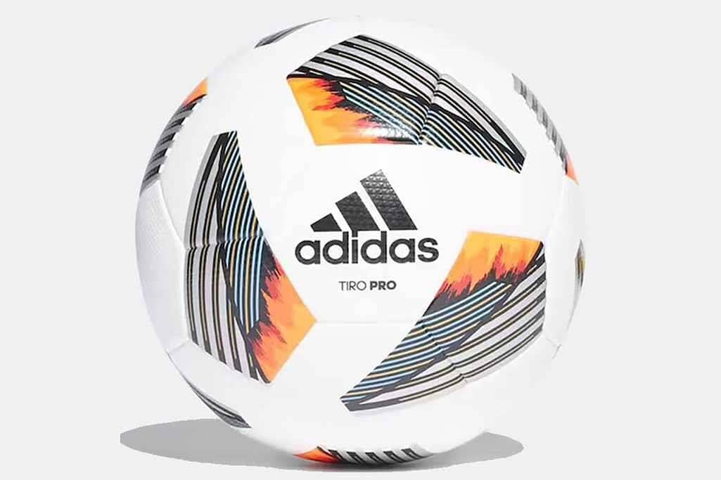 Adidas Tıro Pro No:5 futbol topu ile profesyoneller gibi oynayın. Mükemmel kontrol ve hakimiyet sağlayan tasarımıyla her vuruşta fark yaratın.