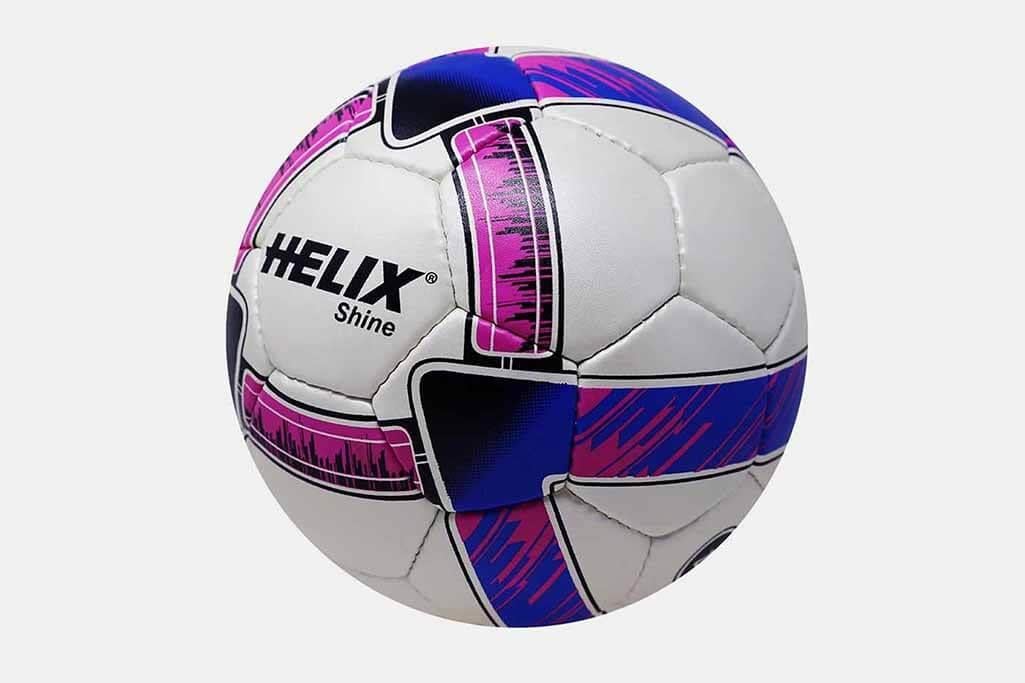 Helix Shine No:4 ile futbola adım at ve geleceğin efsanesi ol. Dayanıklı ve sağlam yapısıyla seni her zaman destekler.