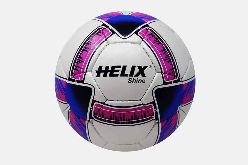 Helix Shine No:4, futbola erken yaşta başlamak isteyen çocuklar için tasarlandı. Hafif ve kullanışlı yapısıyla her yaştan çocuğa uygun.