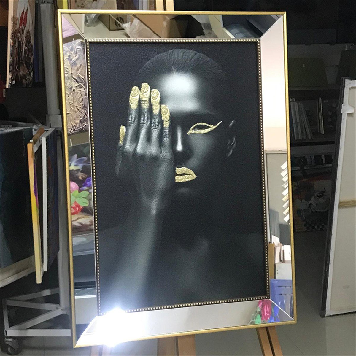 Ayna Çerçeveli Gold Simli Gözünü Kapatan Afrikalı Kadın Kanvas Tablo Ayna Çerçeveli Gold Simli Gözünü Kapatan Afrikalı Kadın Kanvas Tablo Ayna Çerçeveli Tablolar KARAHAN ÇERÇEVE ve KANVAS TABLO