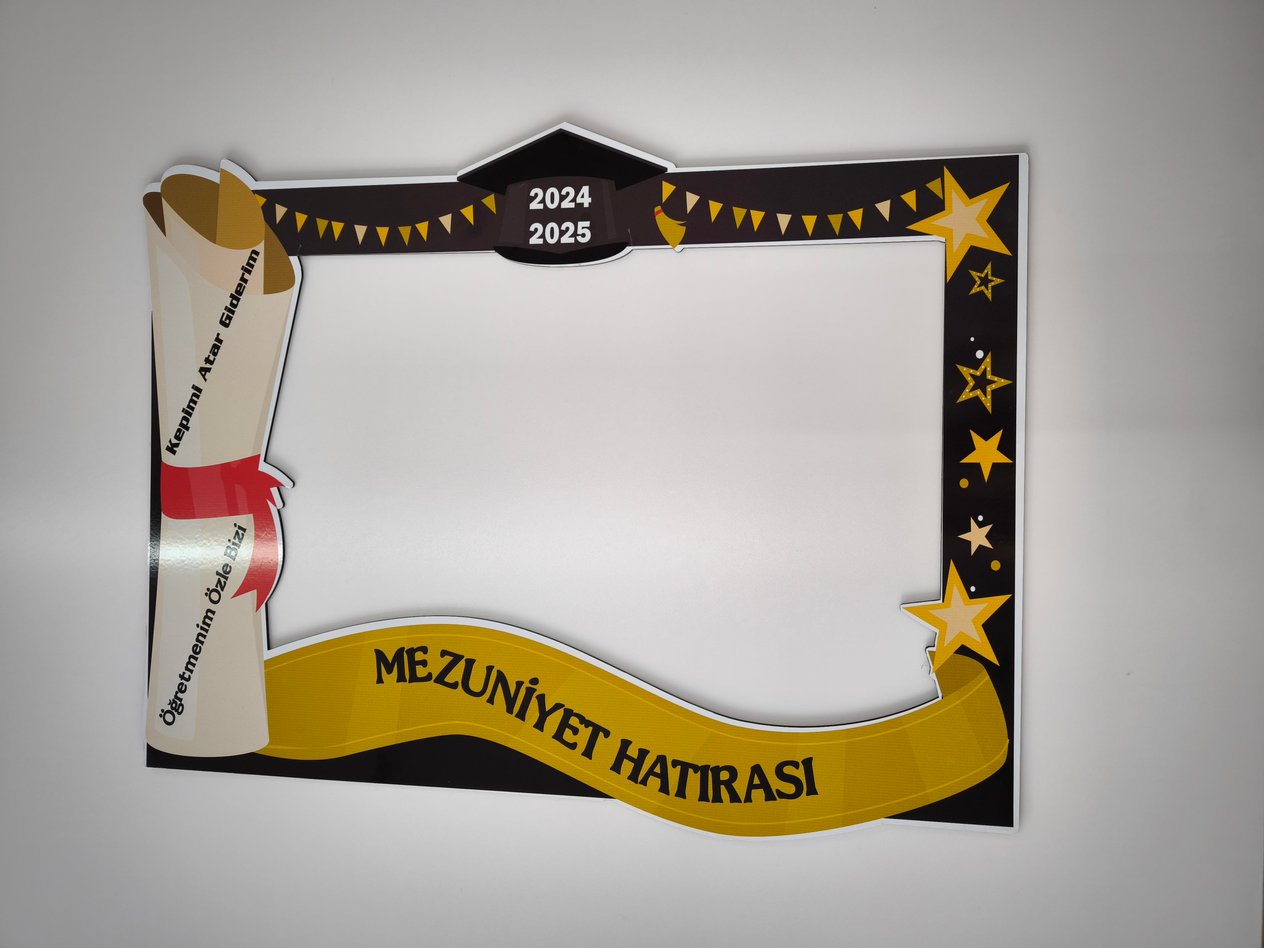 Okulekspres MDF Mezuniyet Fotoğraf Çerçevesi (53x70) – Okul Öncesi ve İlkokul İçin Renkli Hatıra Köşesi Mezuniyet Hatırası Fotoğraf Çerçevesi – Eğlenceli ve Şık Tasarım Mezuniyet Anılarını Ölümsüzleştir
