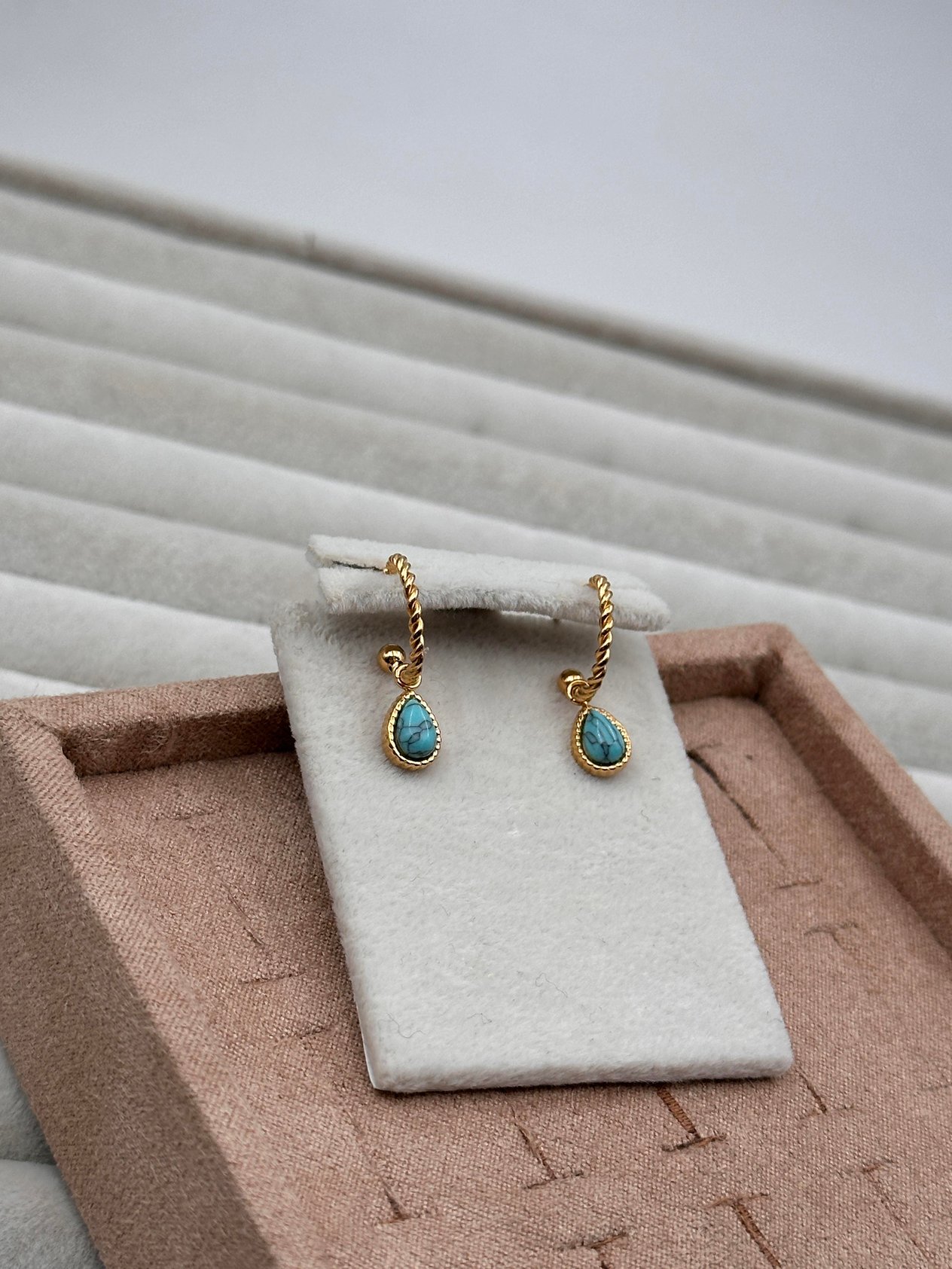 DAMLA MODEL TURKUAZ TAŞLI GOLD KÜPE 