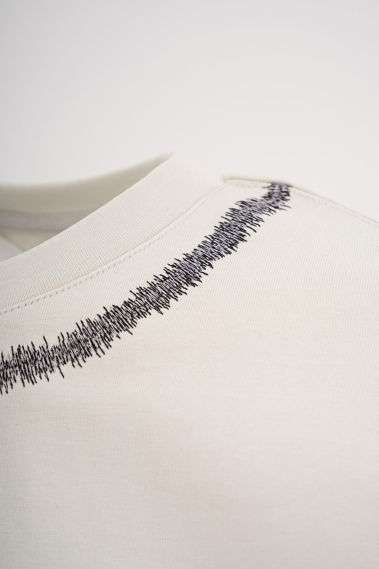 Erkek Technical Zig-Zag Embroidered Oversi̇ze Ti̇şört SPACE GREY