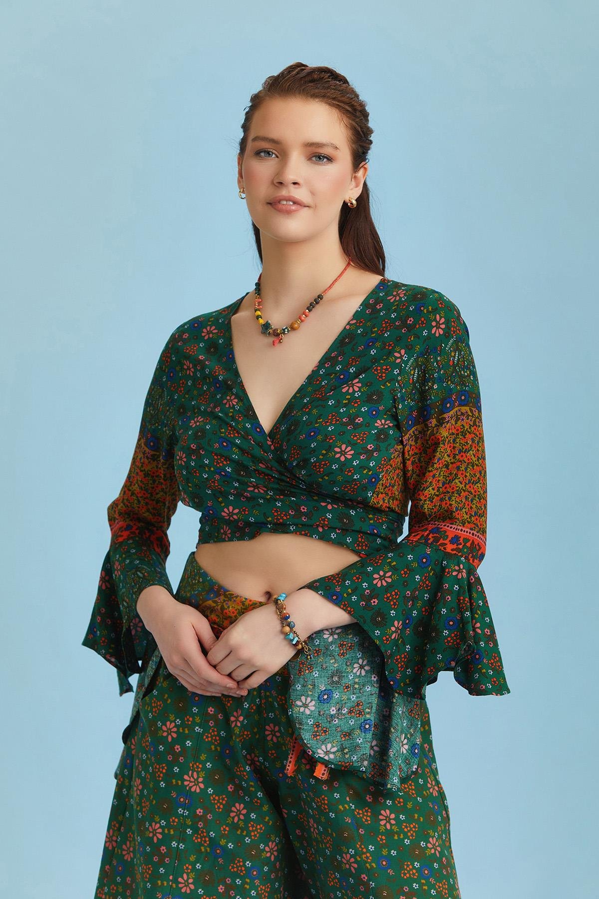 BluzYeşil Desenli İspanyol Kol Crop Buluz