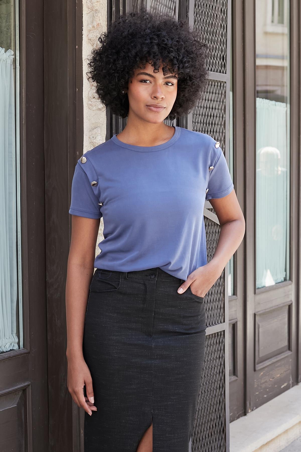 JUMENTKadın Kaliteli Modal Kumaş Sıfır Yaka Düğme Aksesuarlı Kısa Kol T-shirt Bluz-İndigo