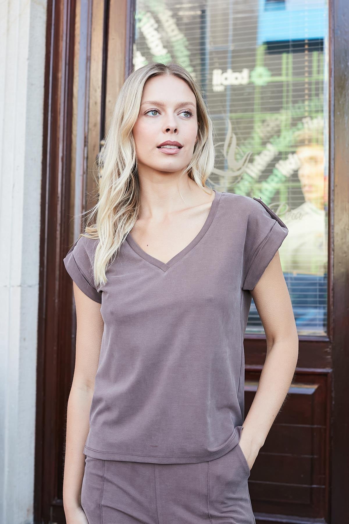 JUMENTKadın Modal İpeksi Likralı Kumaş V Yaka Duble Kollu Apoletli Yanları Yırtmaçlı T-shirt Bluz-Kahve