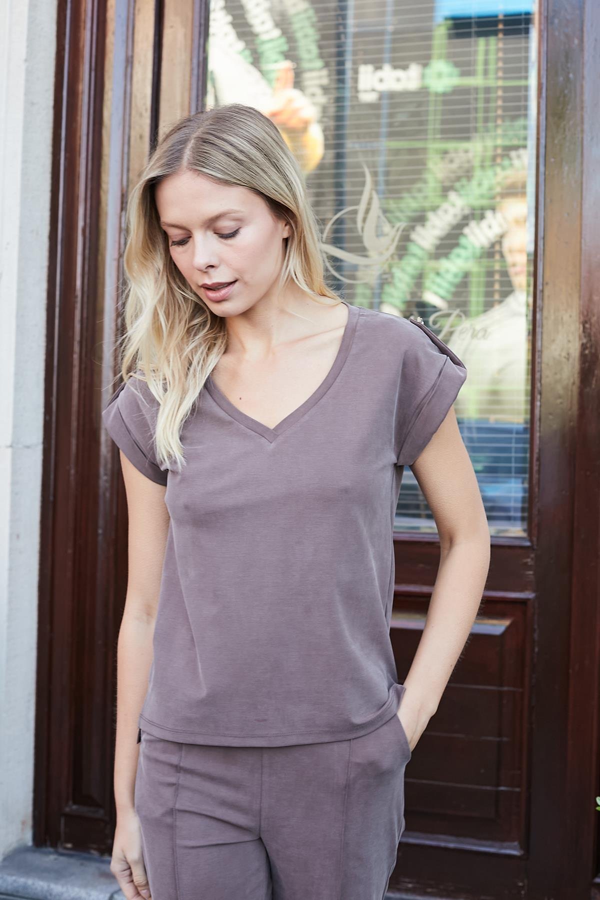 JUMENTKadın Modal İpeksi Likralı Kumaş V Yaka Duble Kollu Apoletli Yanları Yırtmaçlı T-shirt Bluz-Kahve