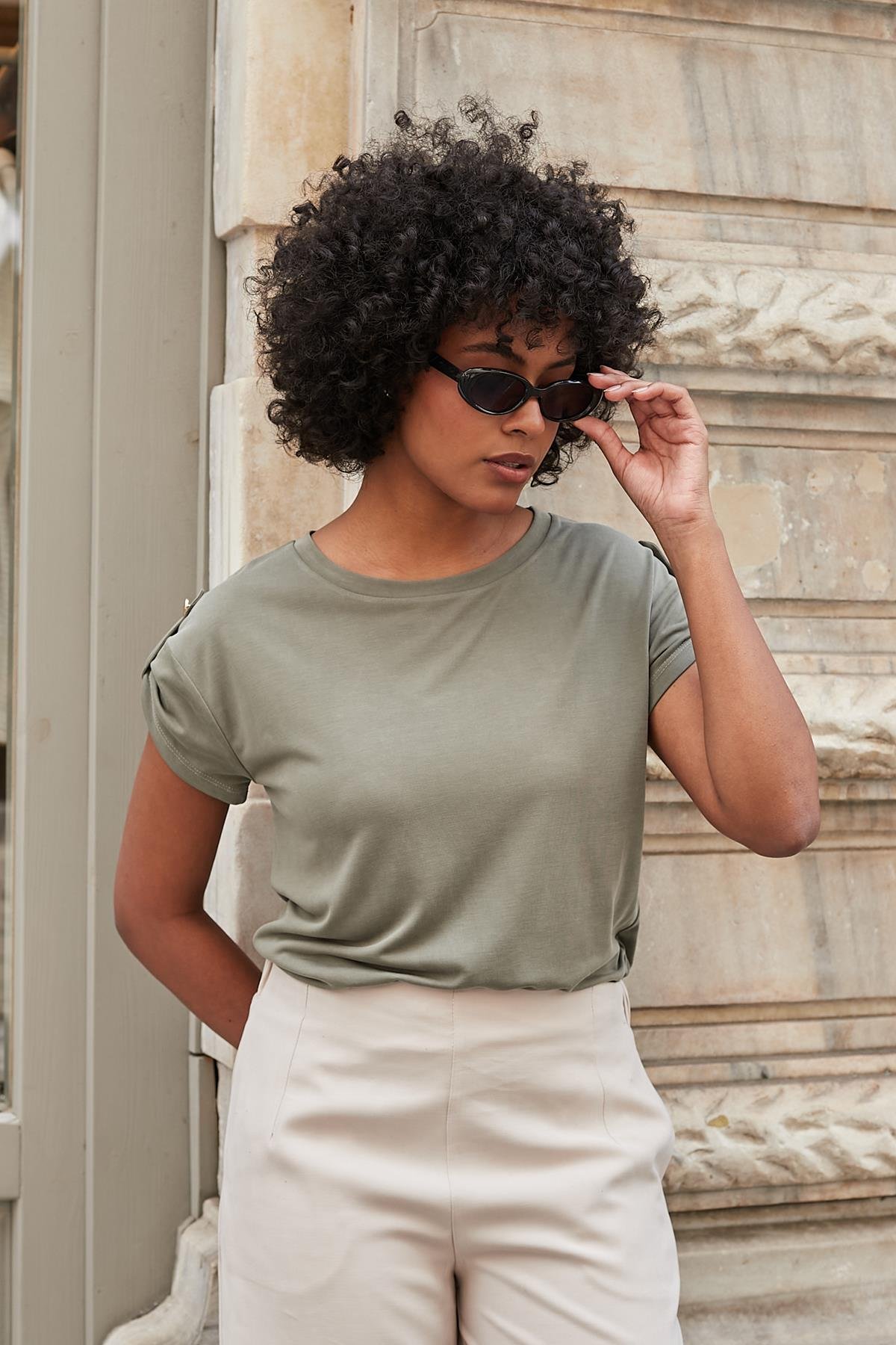 JUMENTKadın Modal Penye Geniş Sıfır Yaka Düşük Omuzlu Apoletli Kısa Kol T-shirt Bluz-Haki